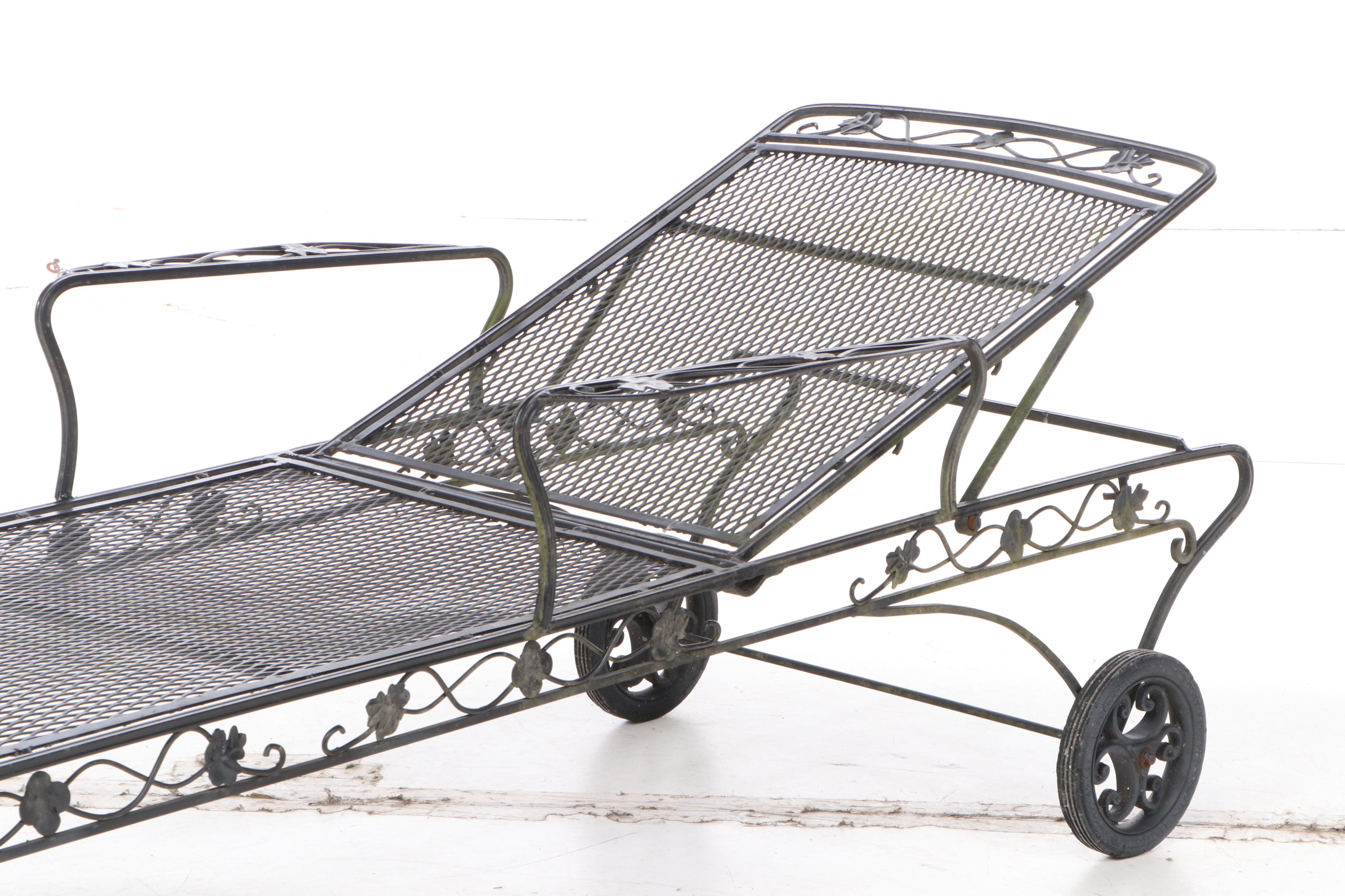 Black Painted Wire Mesh Patio Adjustable Chaise with Side Table