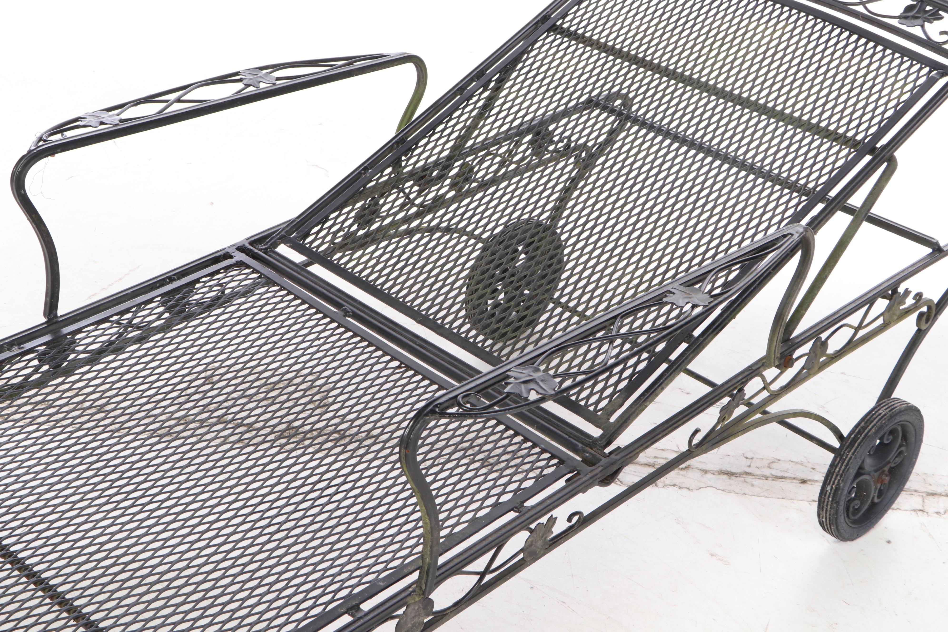 Black Painted Wire Mesh Patio Adjustable Chaise with Side Table