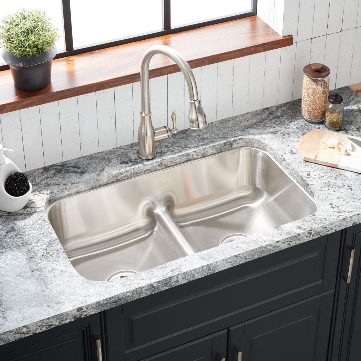 Mirabelle "Calverton" 32" Undermount Stainless Steel Kitchen Sink