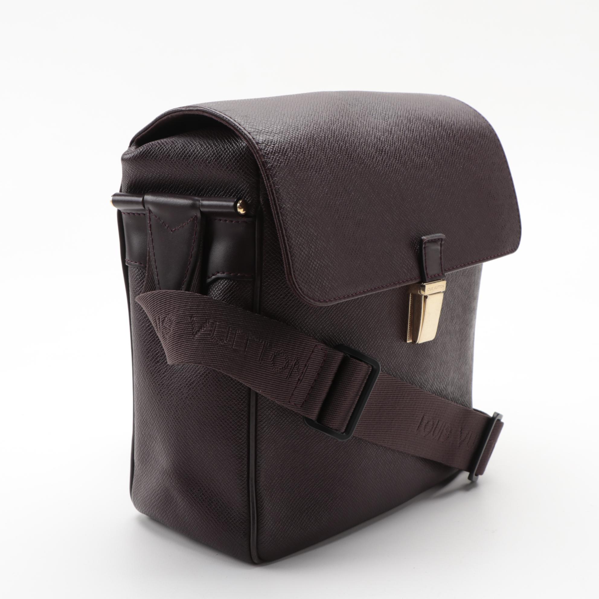 Louis Vuitton Yaranga Porte Appareil Taïga Leather Shoulder Bag