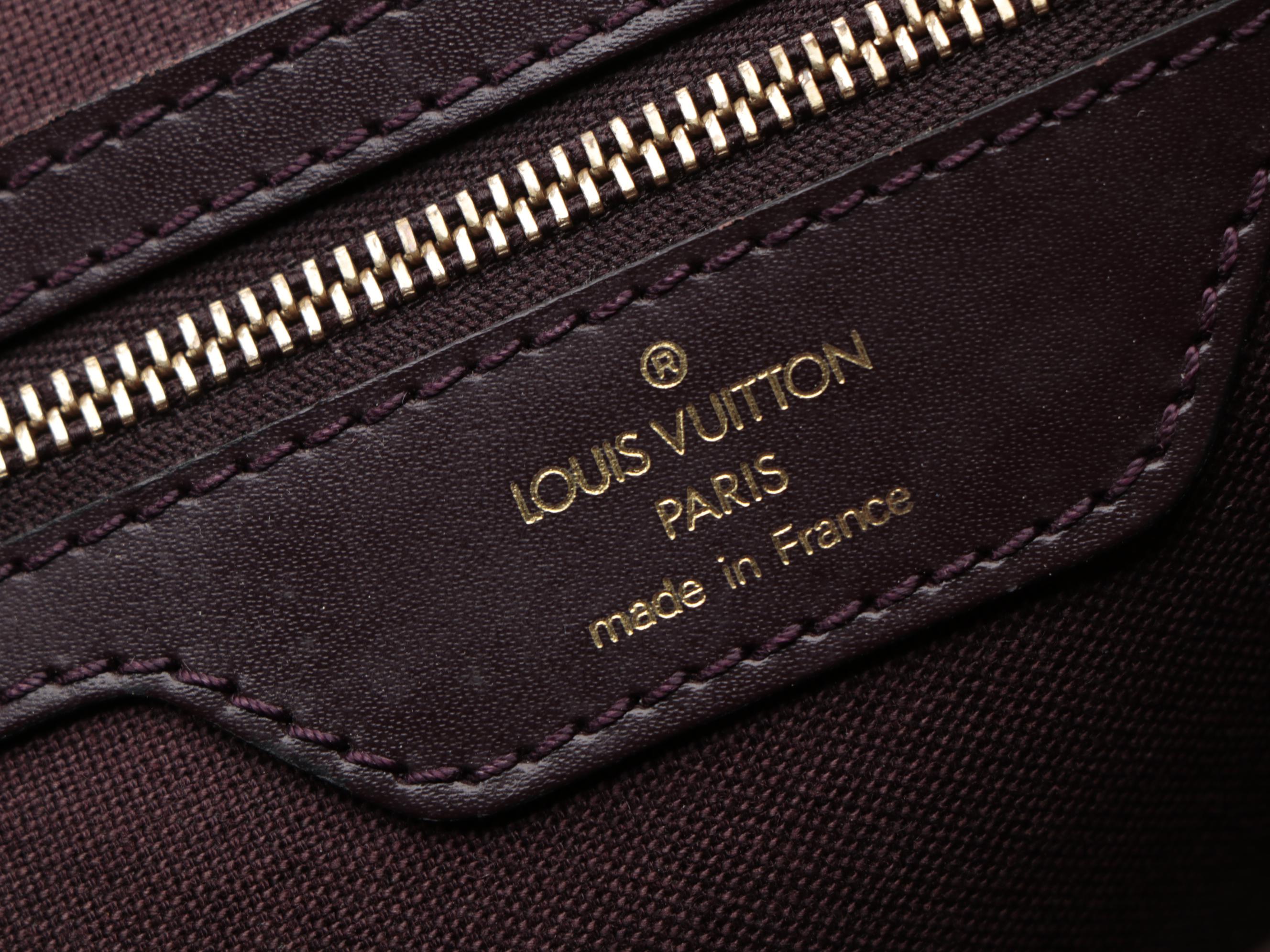 Louis Vuitton Yaranga Porte Appareil Taïga Leather Shoulder Bag