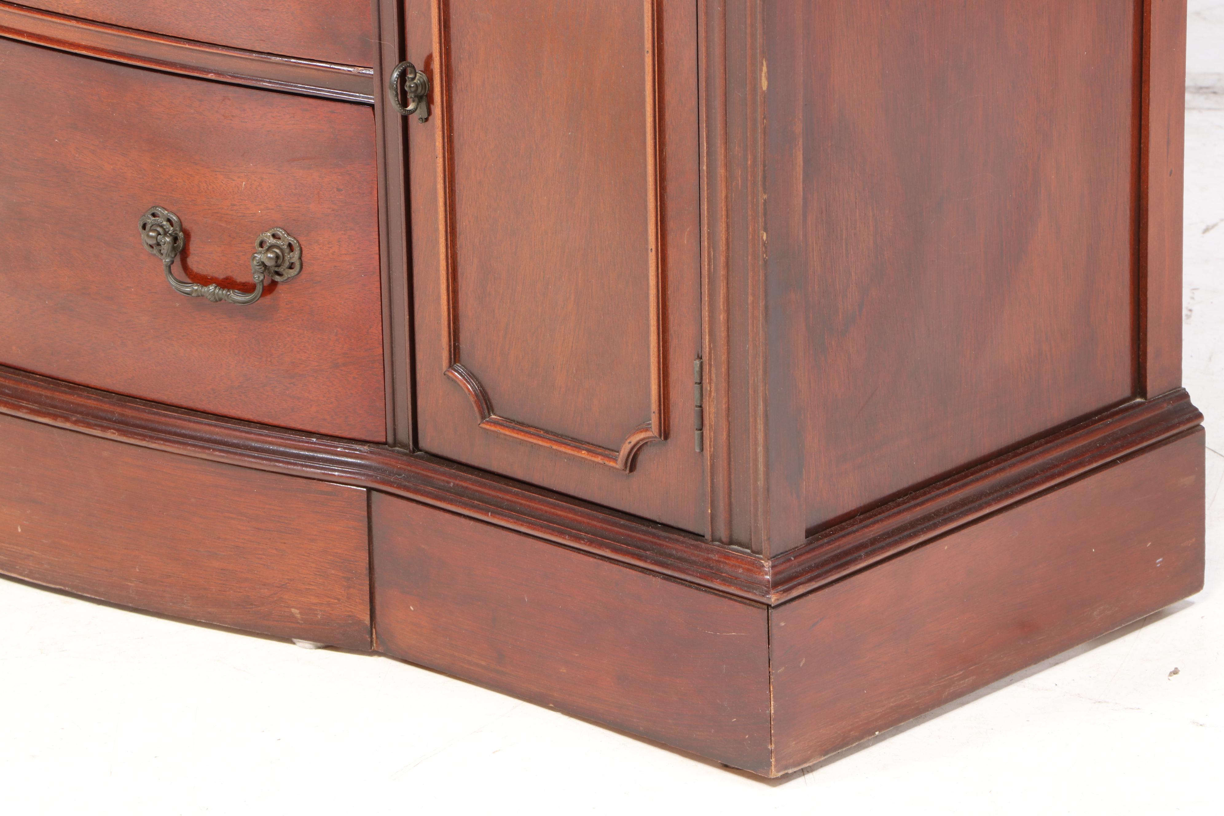 Mengel Furniture Federal Style Mahogany China Cabinet, 20th Century