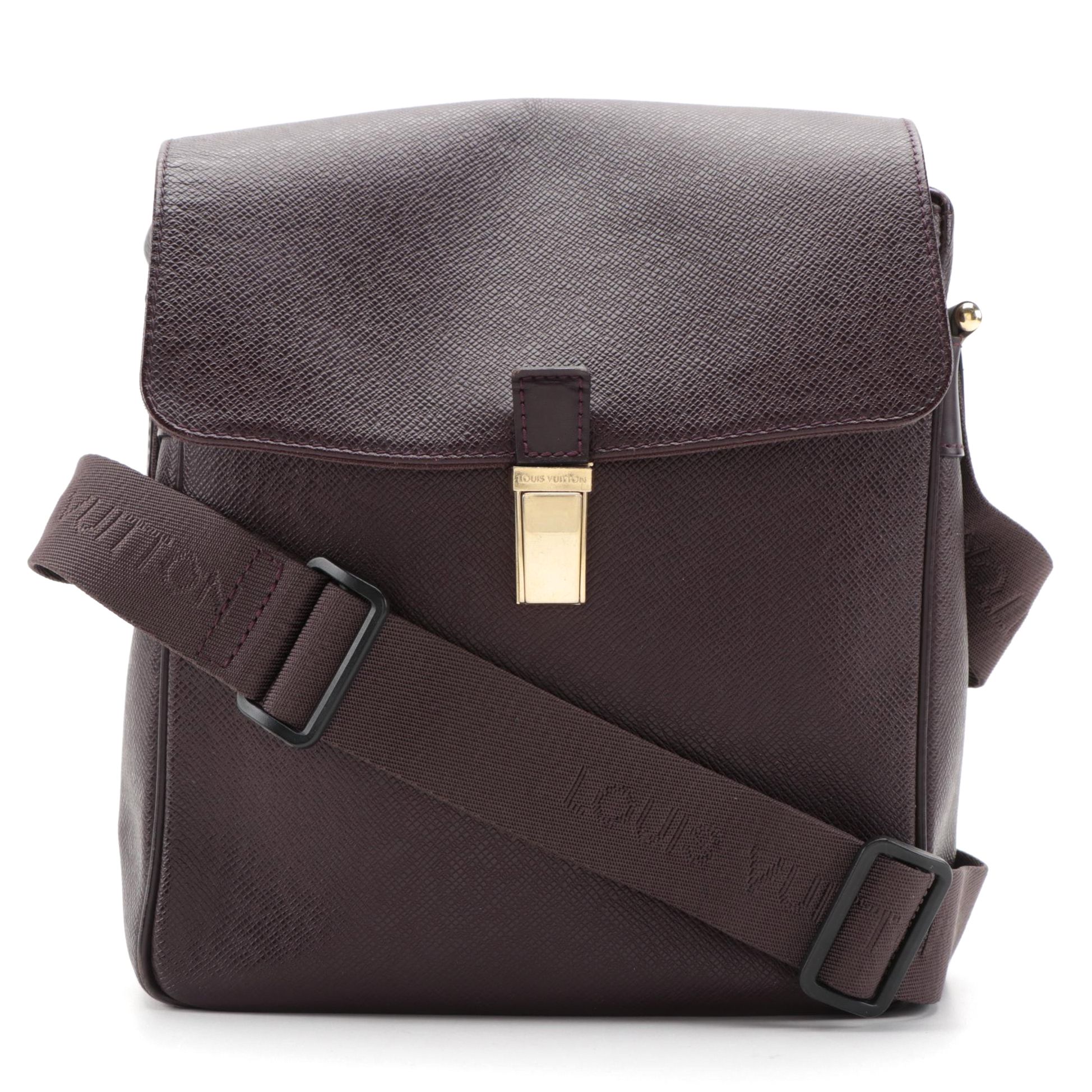 Louis Vuitton Yaranga Porte Appareil Taïga Leather Shoulder Bag