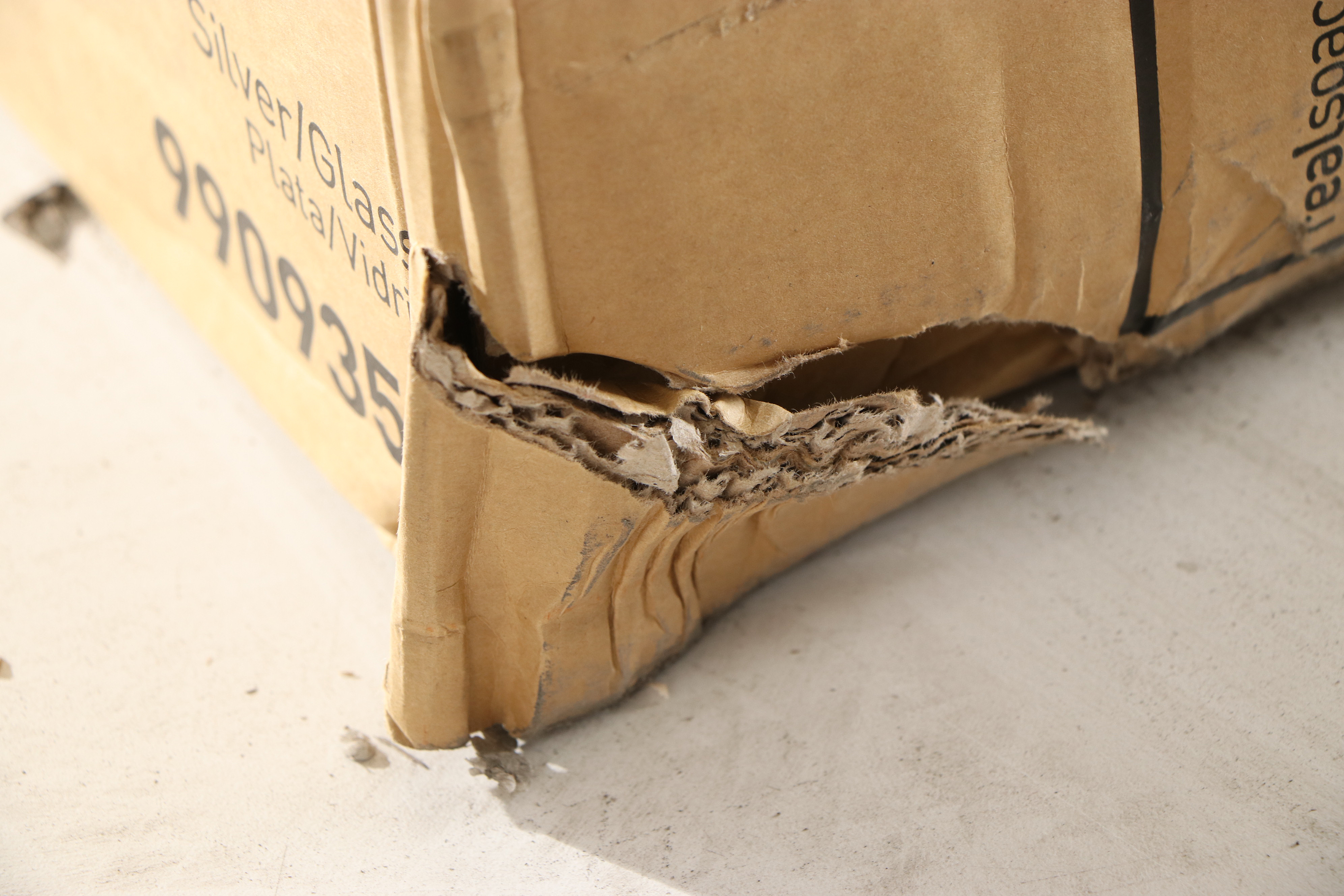 Realspace "Vista" Contemporary Four-Shelf Metal and Glass Étagère Bookcase