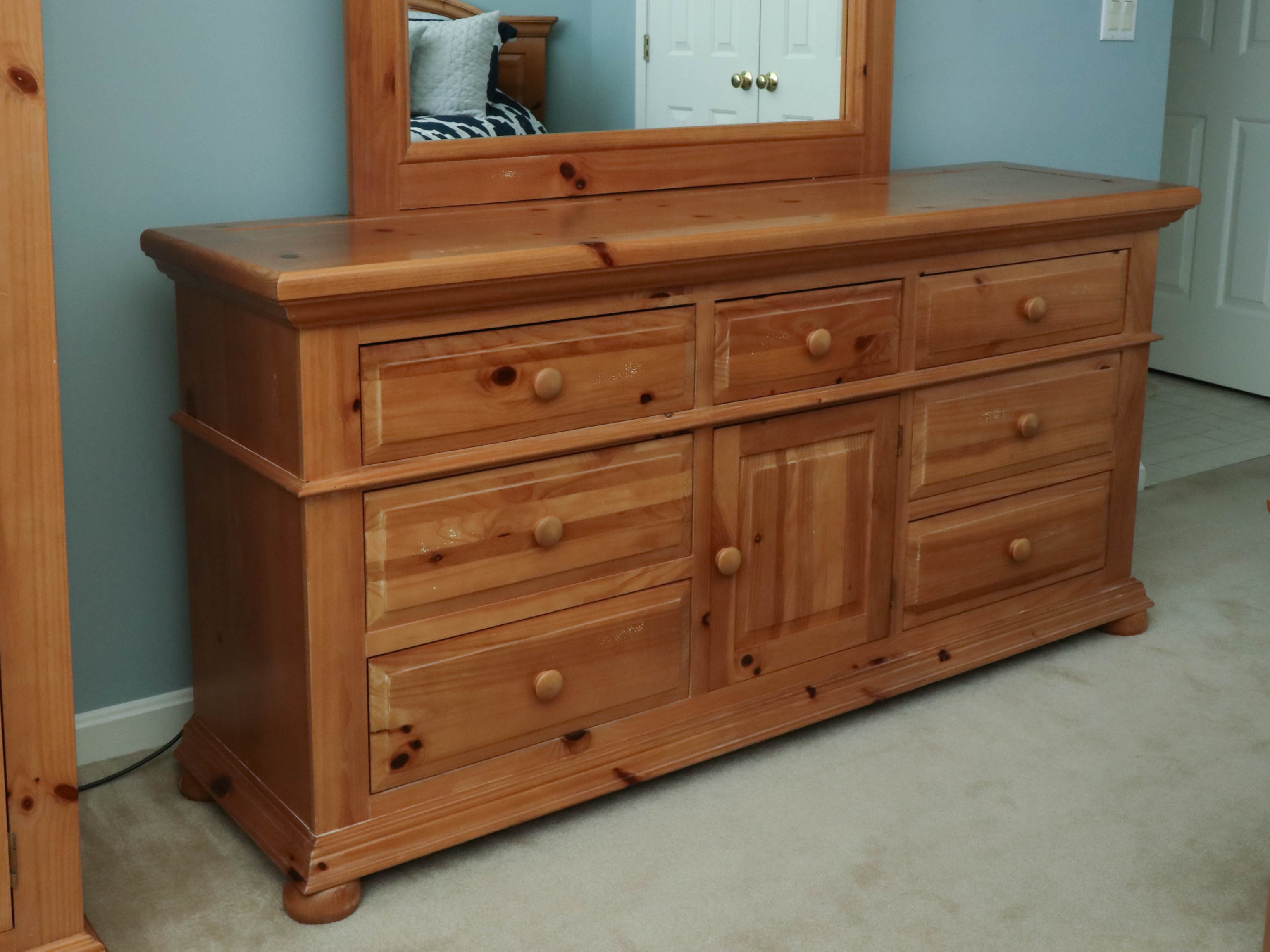 Broyhill Cedar 9-Drawer Bedroom Dresser with Mirror