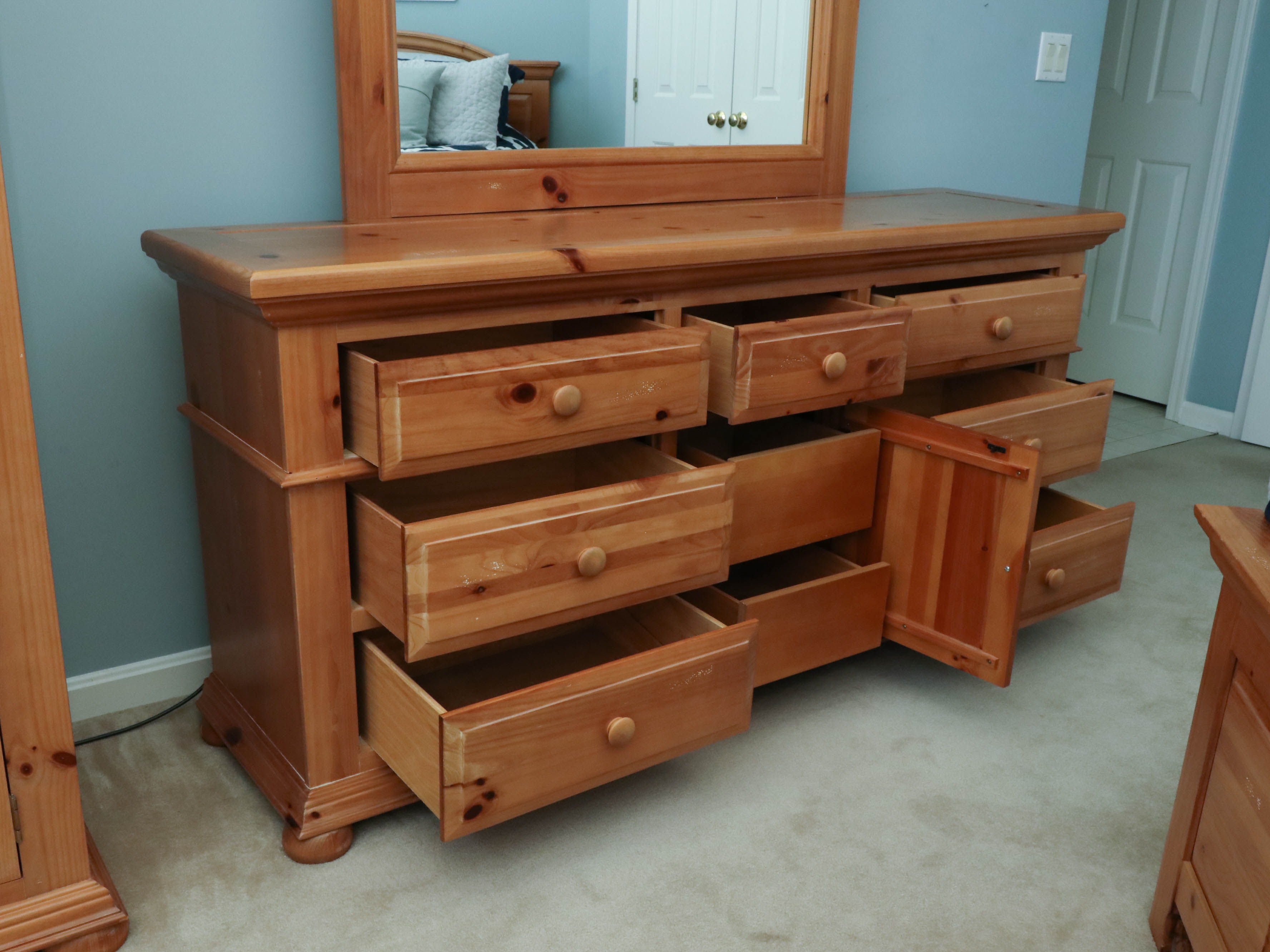Broyhill Cedar 9-Drawer Bedroom Dresser with Mirror