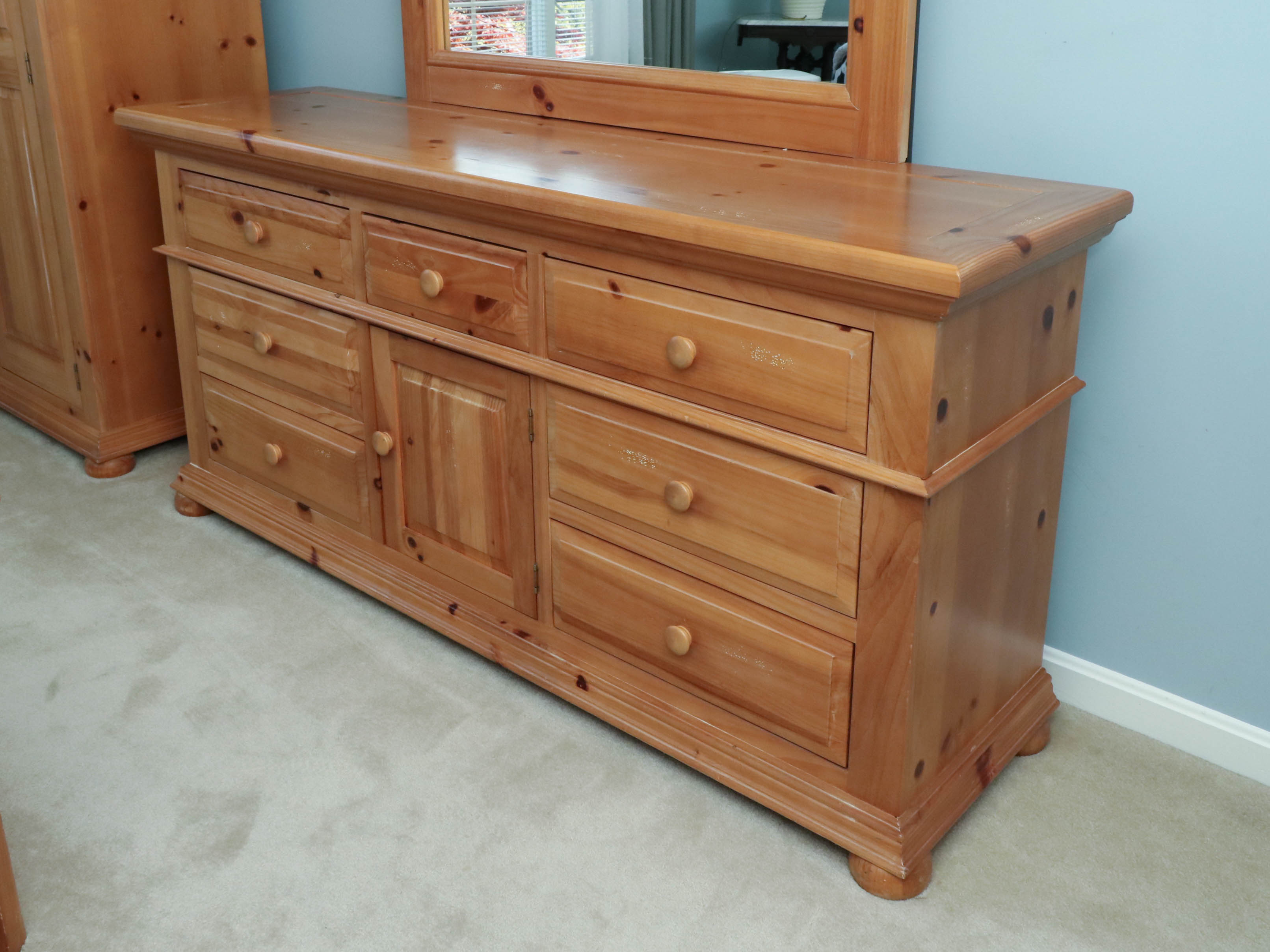 Broyhill Cedar 9-Drawer Bedroom Dresser with Mirror