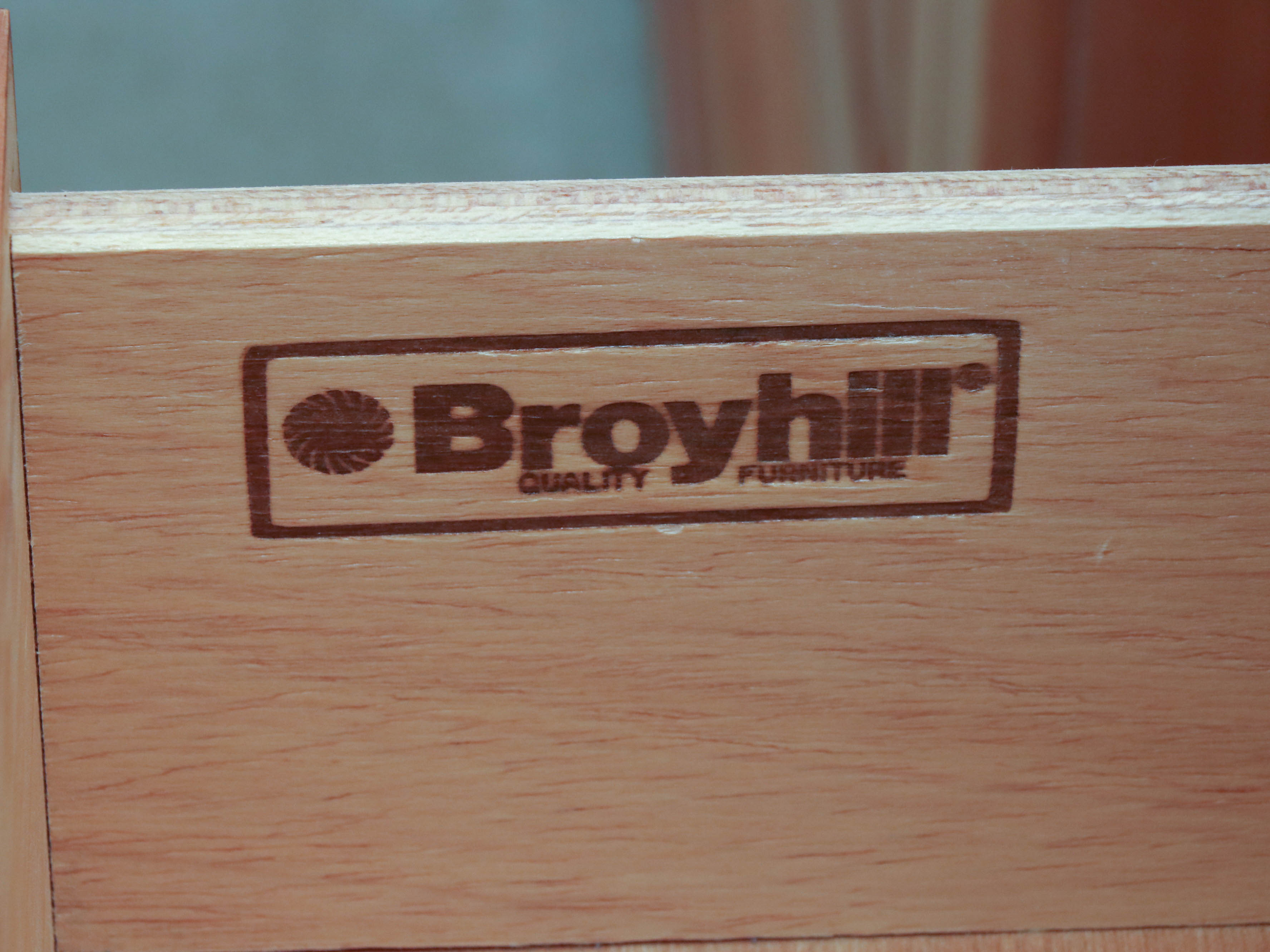 Broyhill Cedar 9-Drawer Bedroom Dresser with Mirror