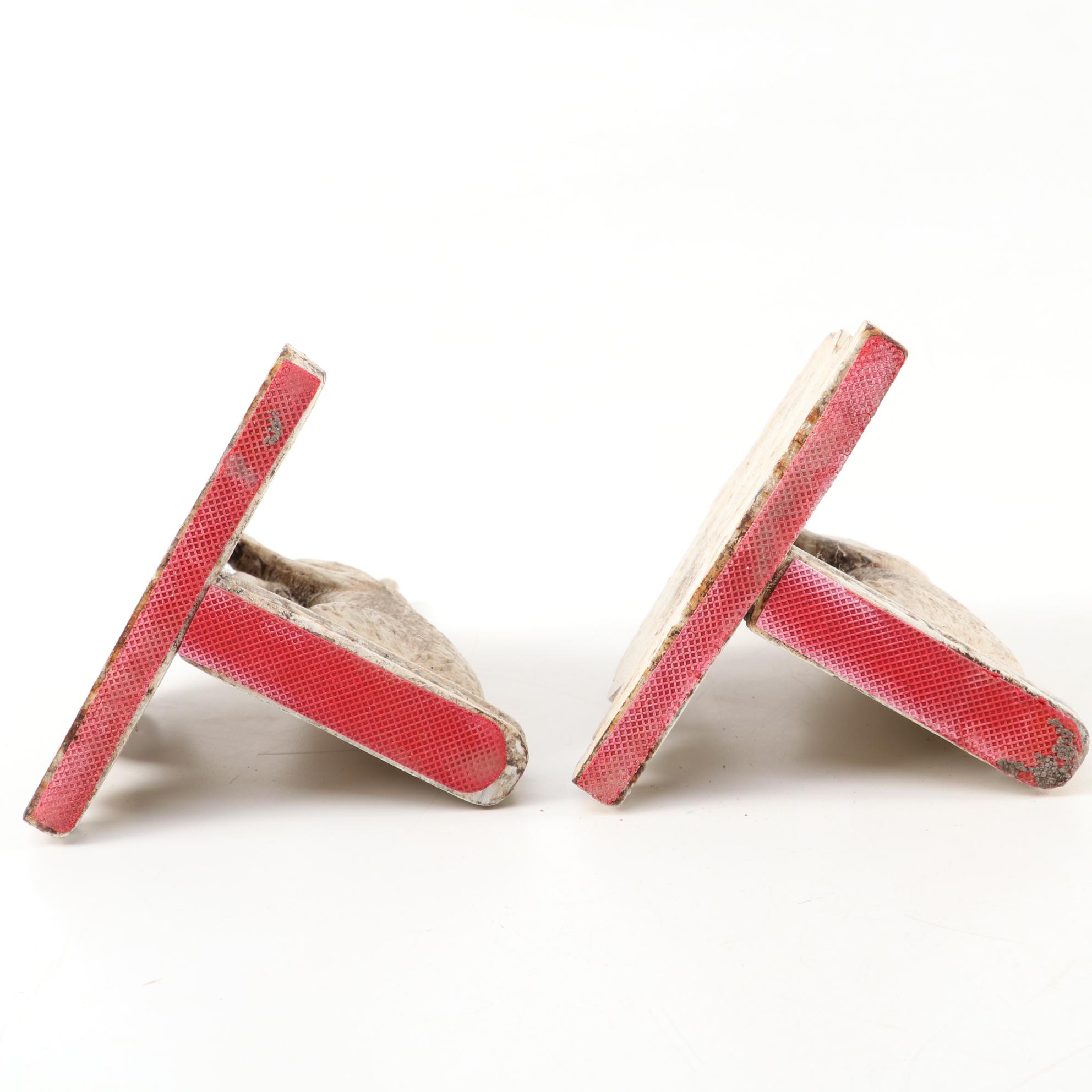 Midwestern Cannon Falls Cast Iron Rabbit Bookends, Late 20th Century