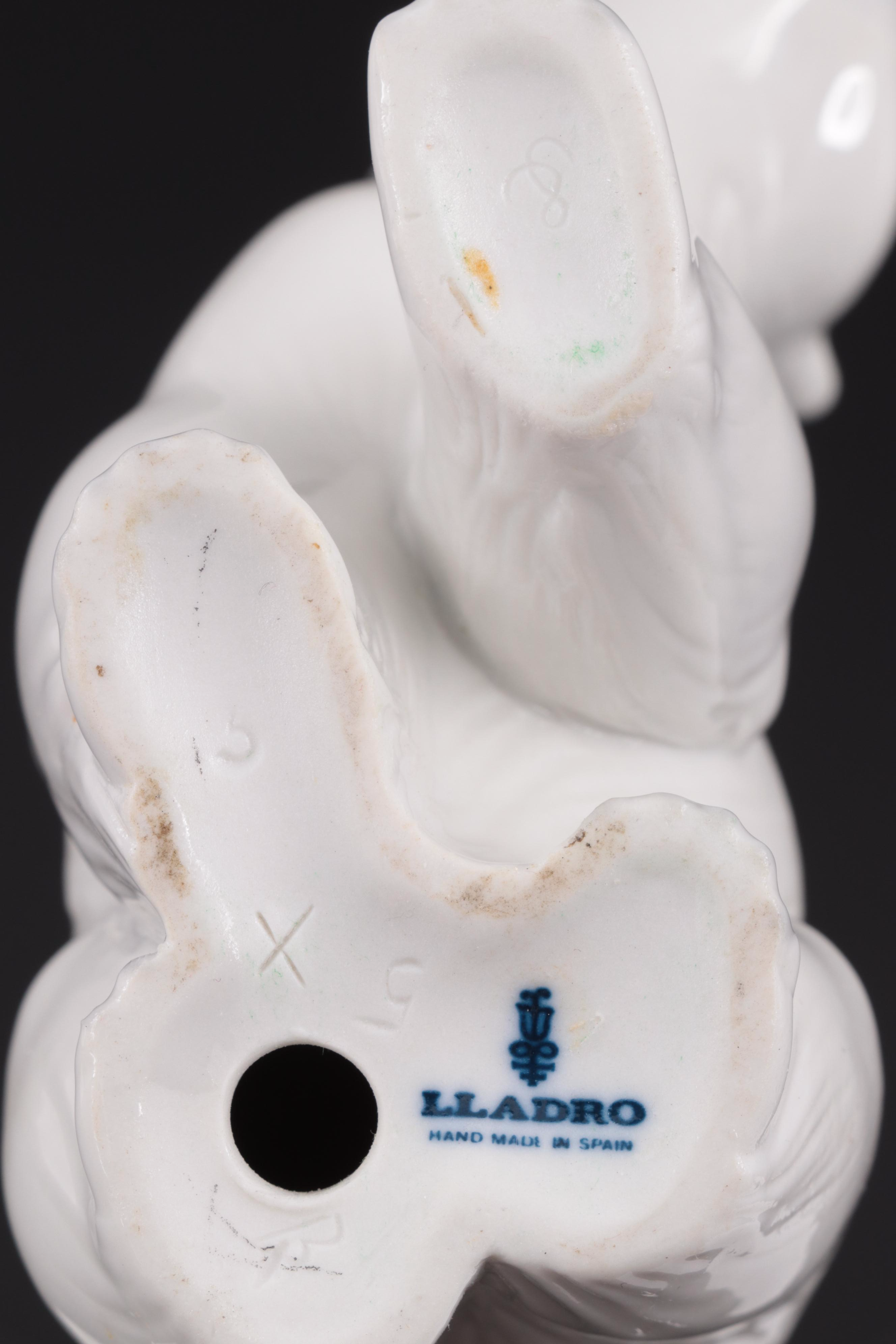 Lladró "Attentive Polar Bear" Porcelain Figurine Designed by Juan Huerta