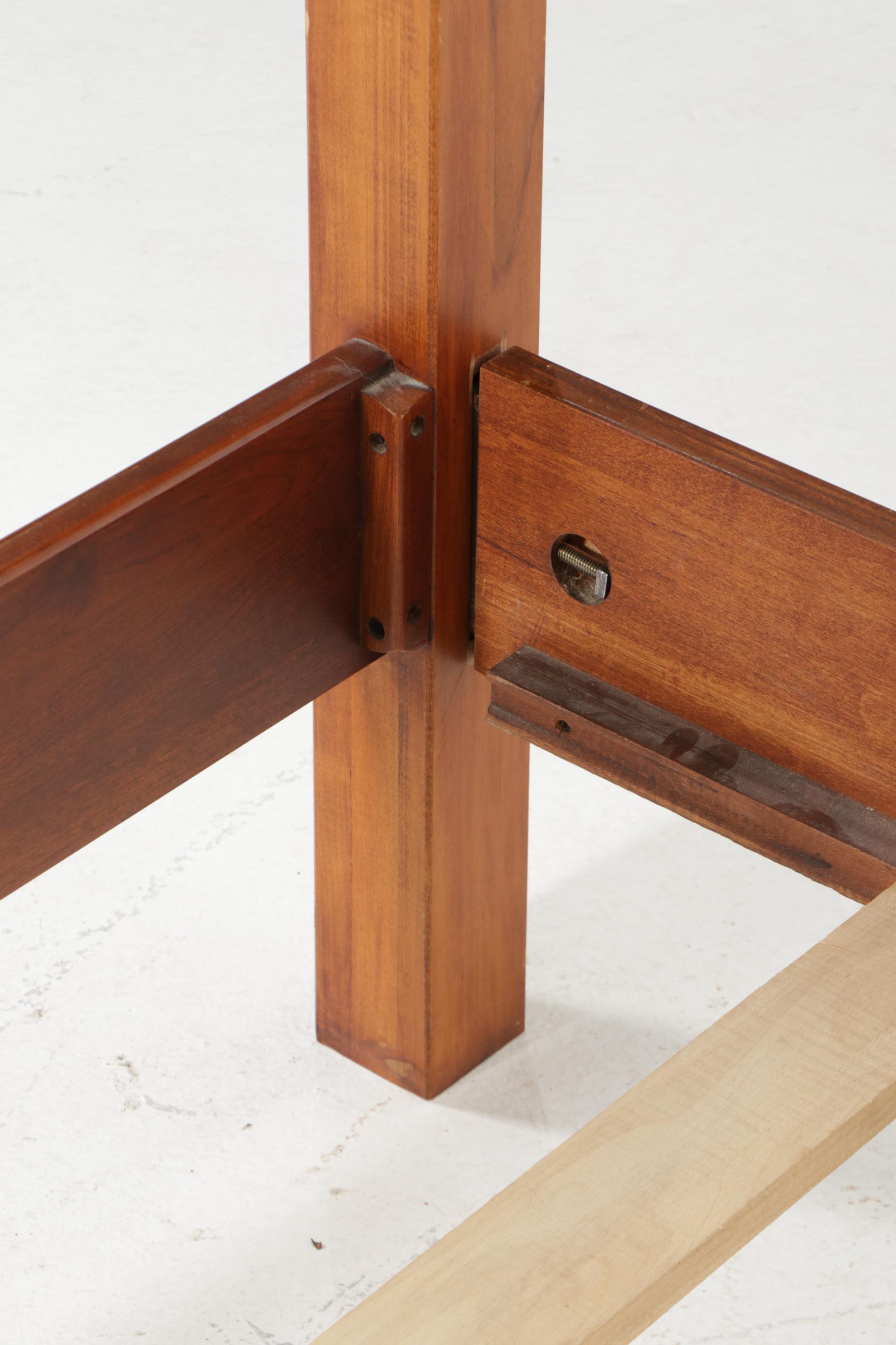 Lexington Furniture Cherry Queen Size Pencil Post Bed