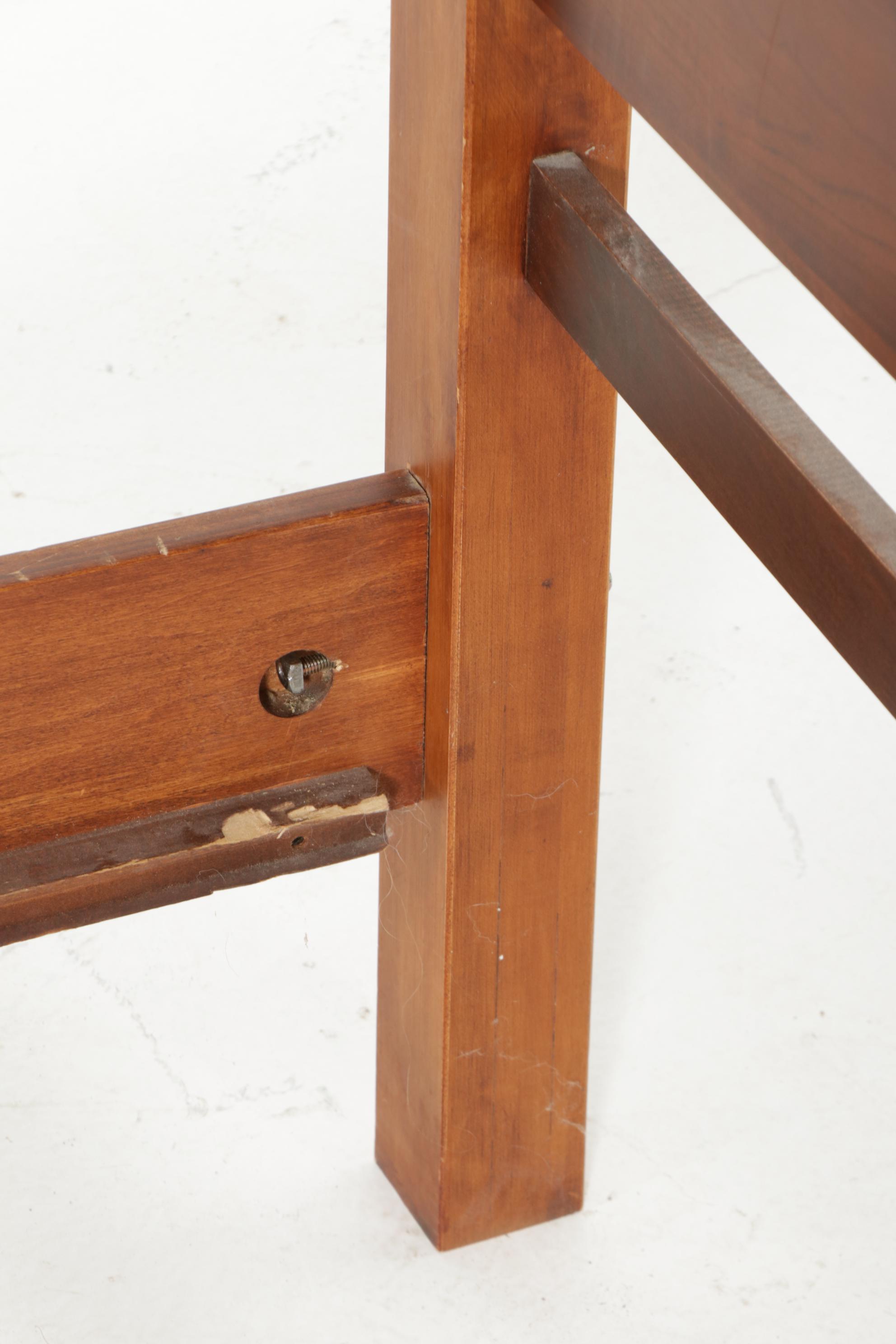 Lexington Furniture Cherry Queen Size Pencil Post Bed