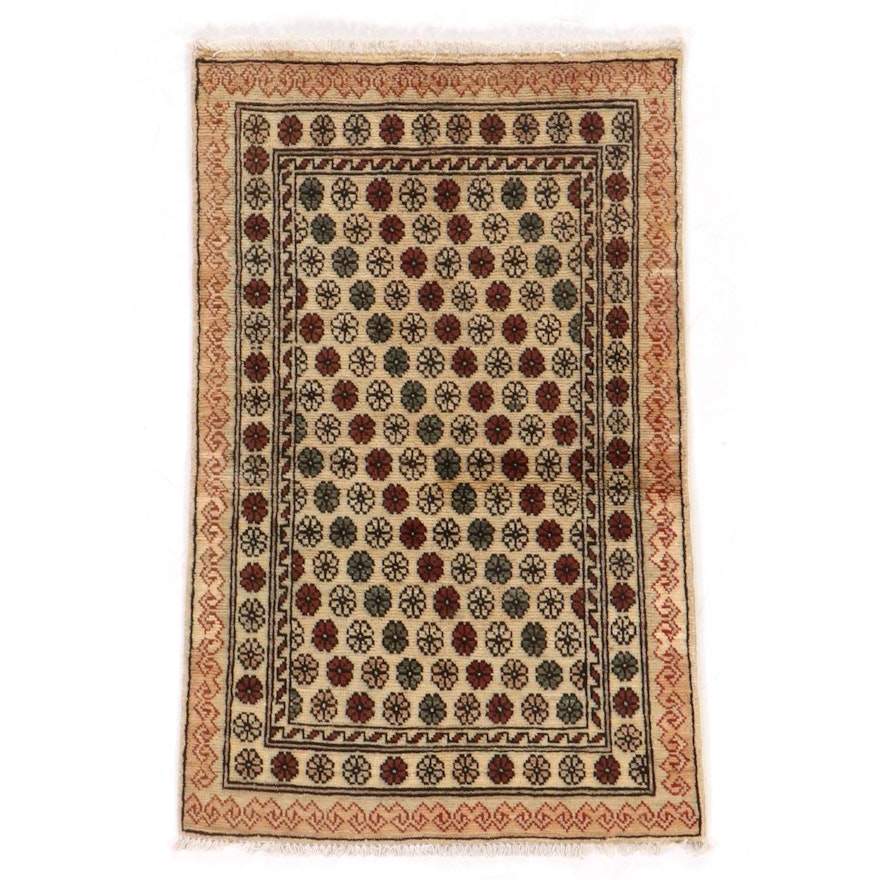 2'7 x 4' Hand-Knotted Pakistani Floral Accent Rug