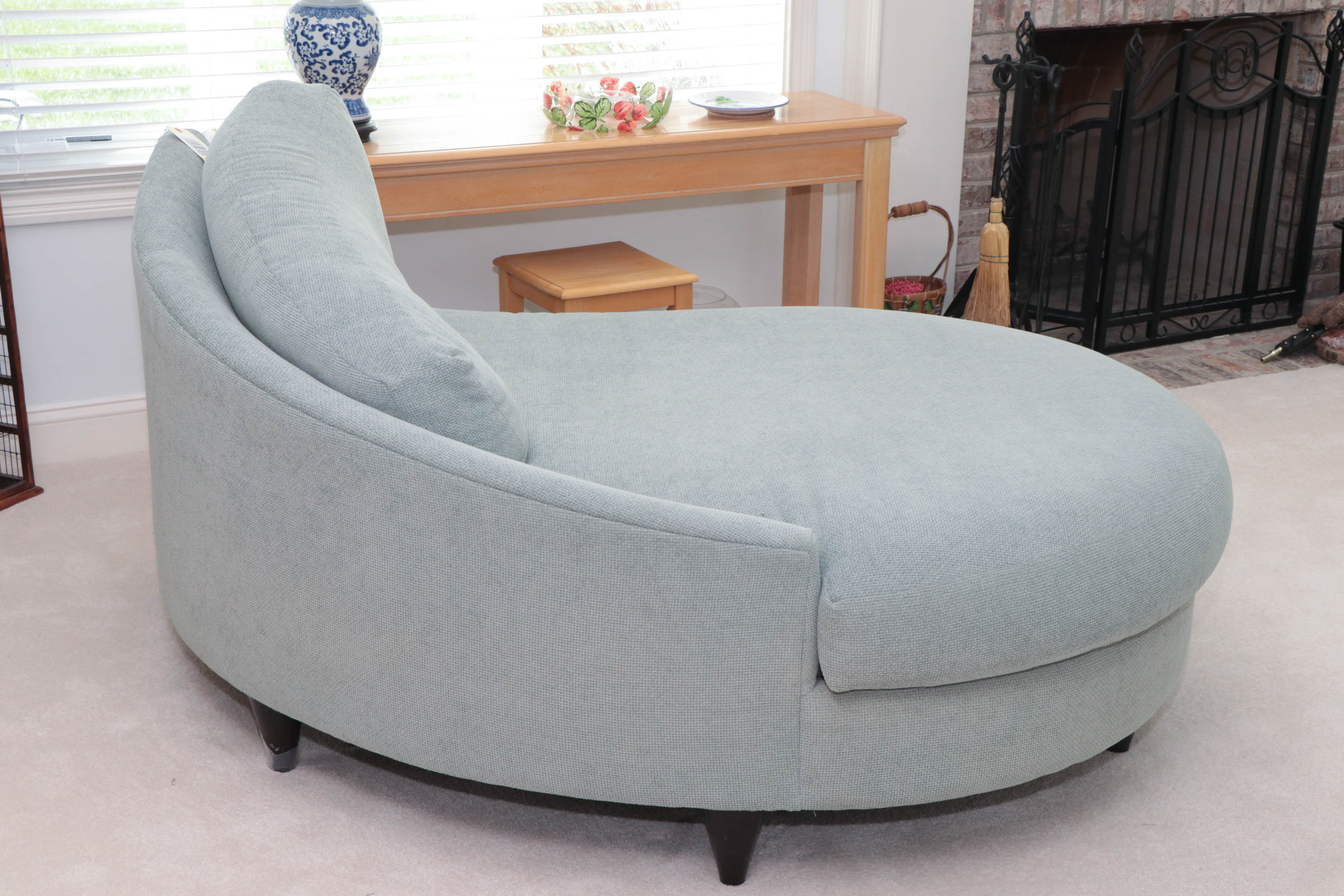 Carter Furniture Teardrop-Shaped Chaise Lounge