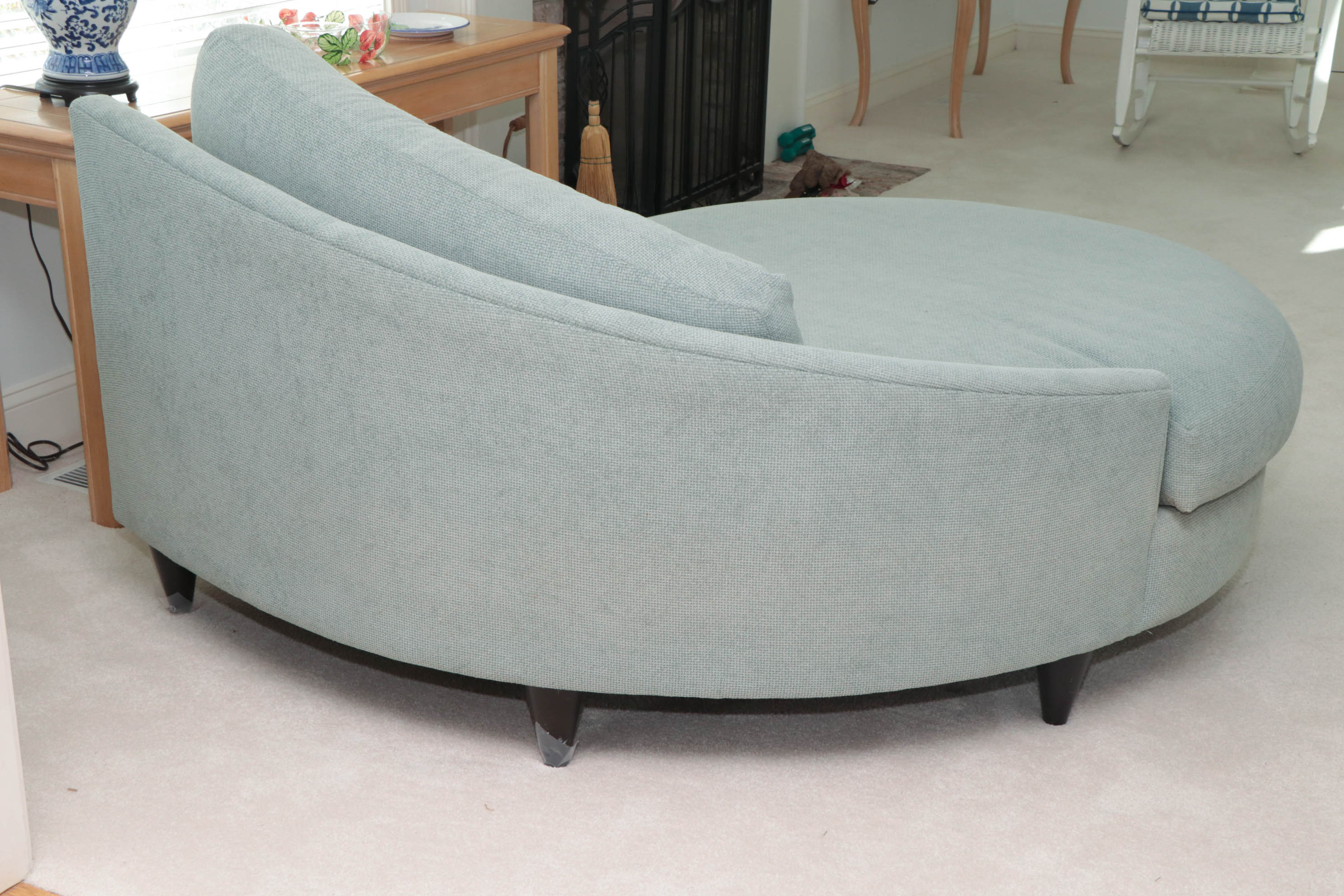 Carter Furniture Teardrop-Shaped Chaise Lounge