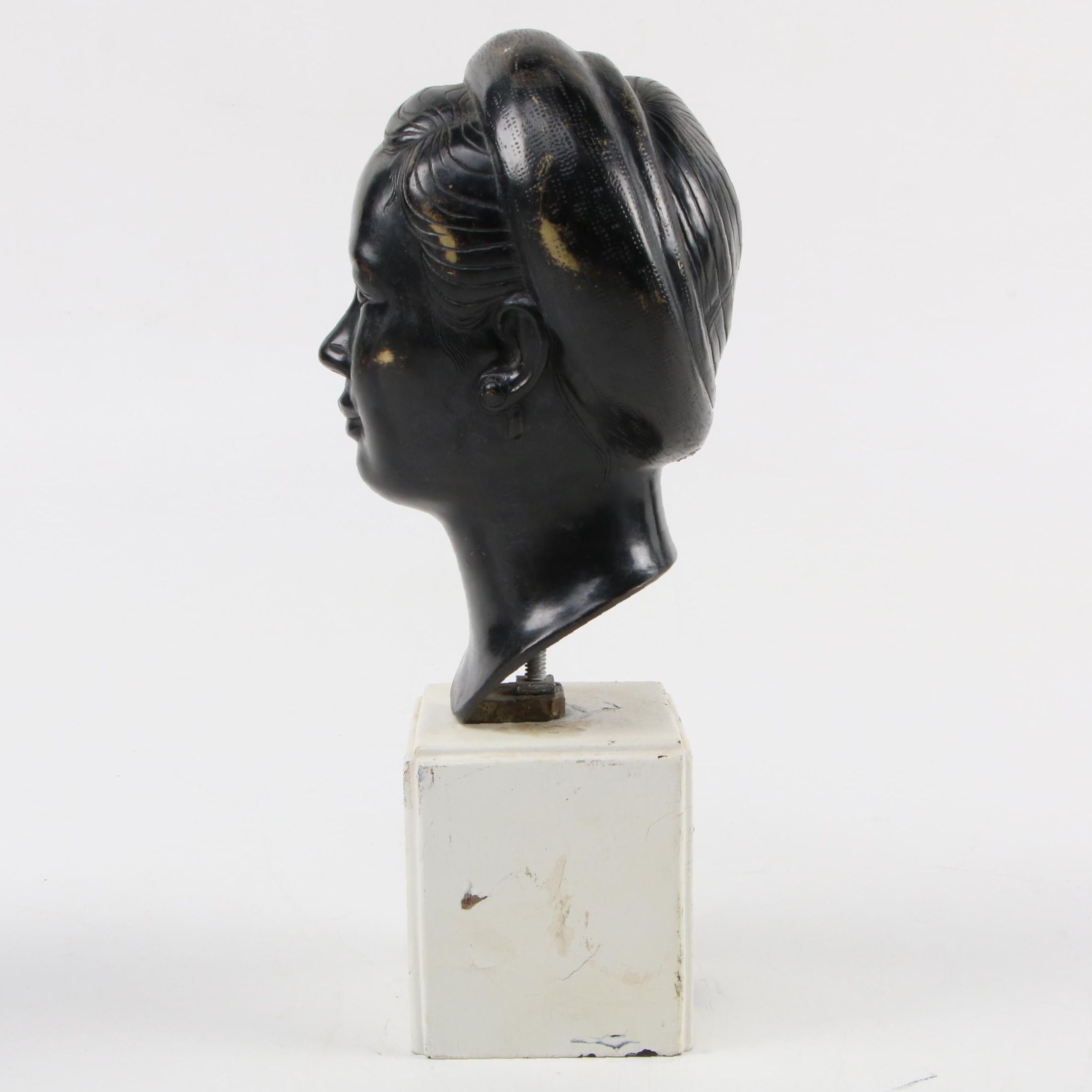 Bronze Bust of a Vietnamese Woman after Thanh Le Nguyen