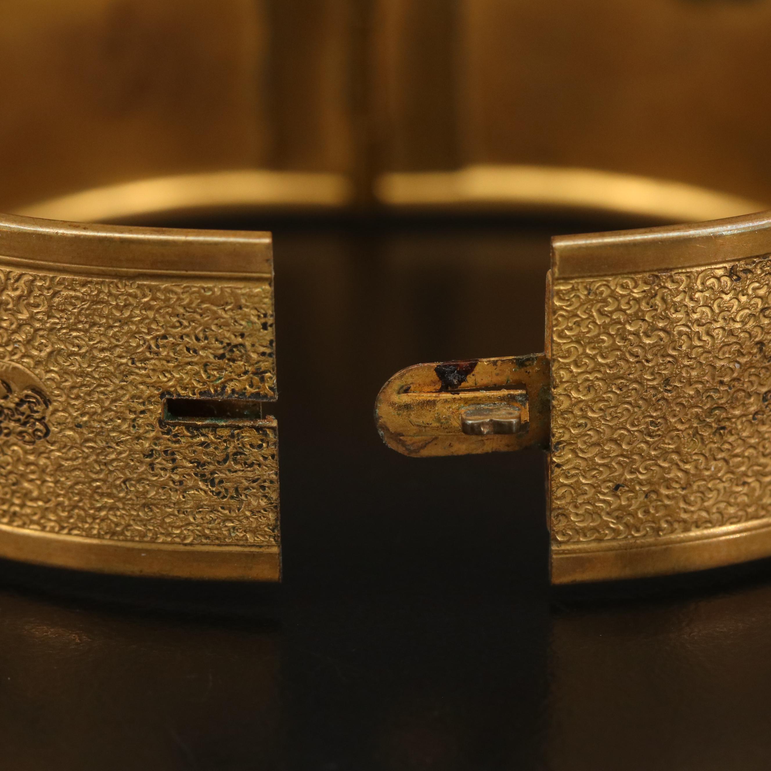 Victorian Taille d'Epargné Hinged Bangle Bracelet