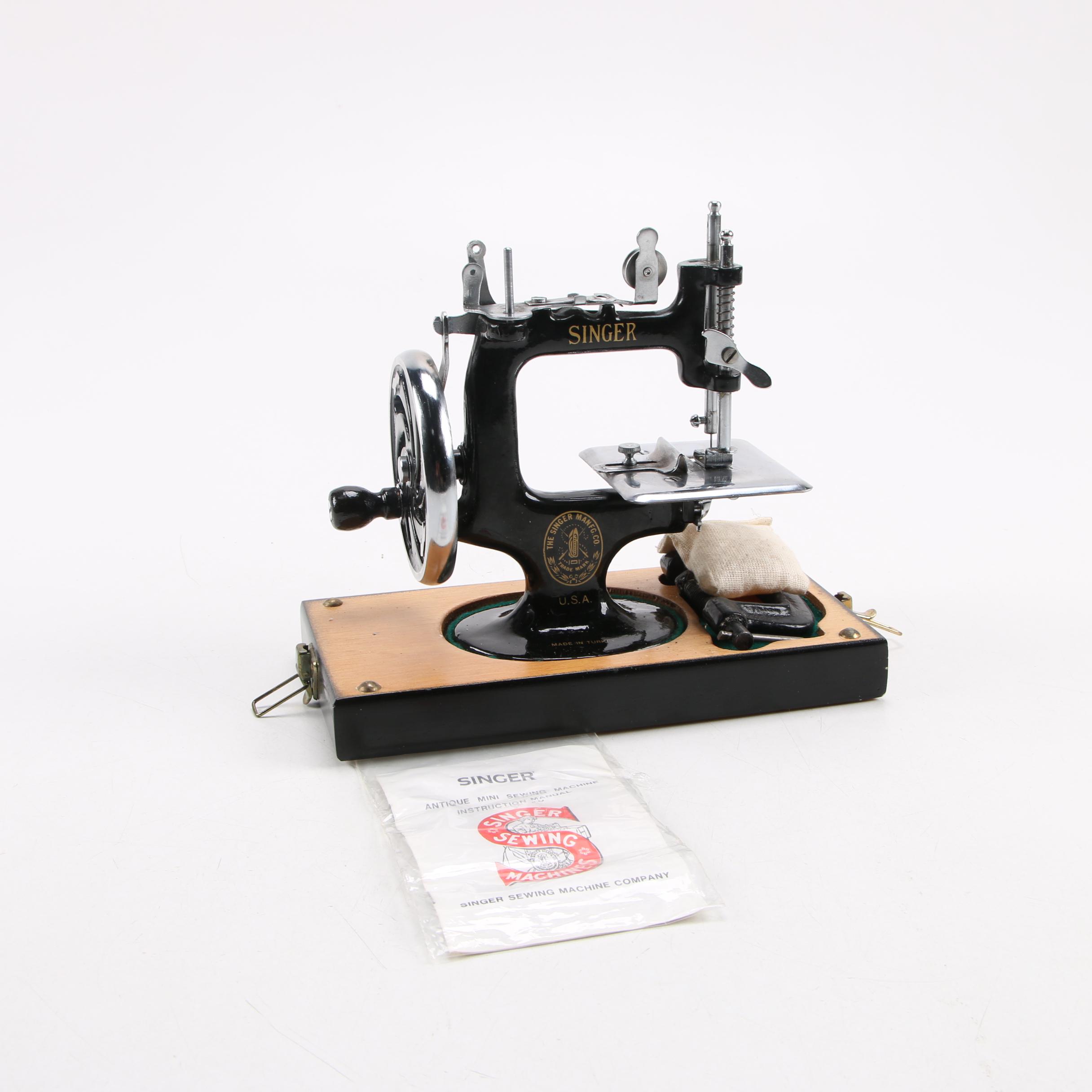Singer Model 20 Portable Sewing Machine with Wood Case