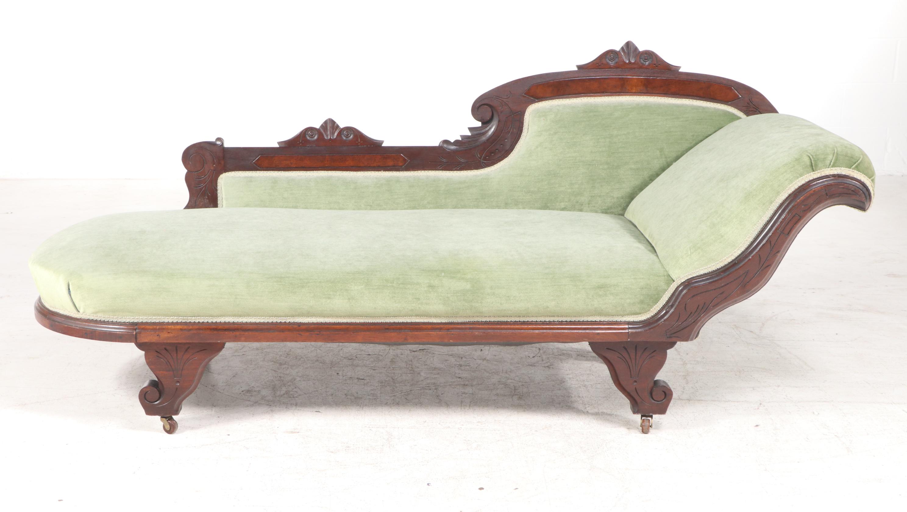 Victorian Walnut and Burl Walnut Chaise Longue, Late 19th Century