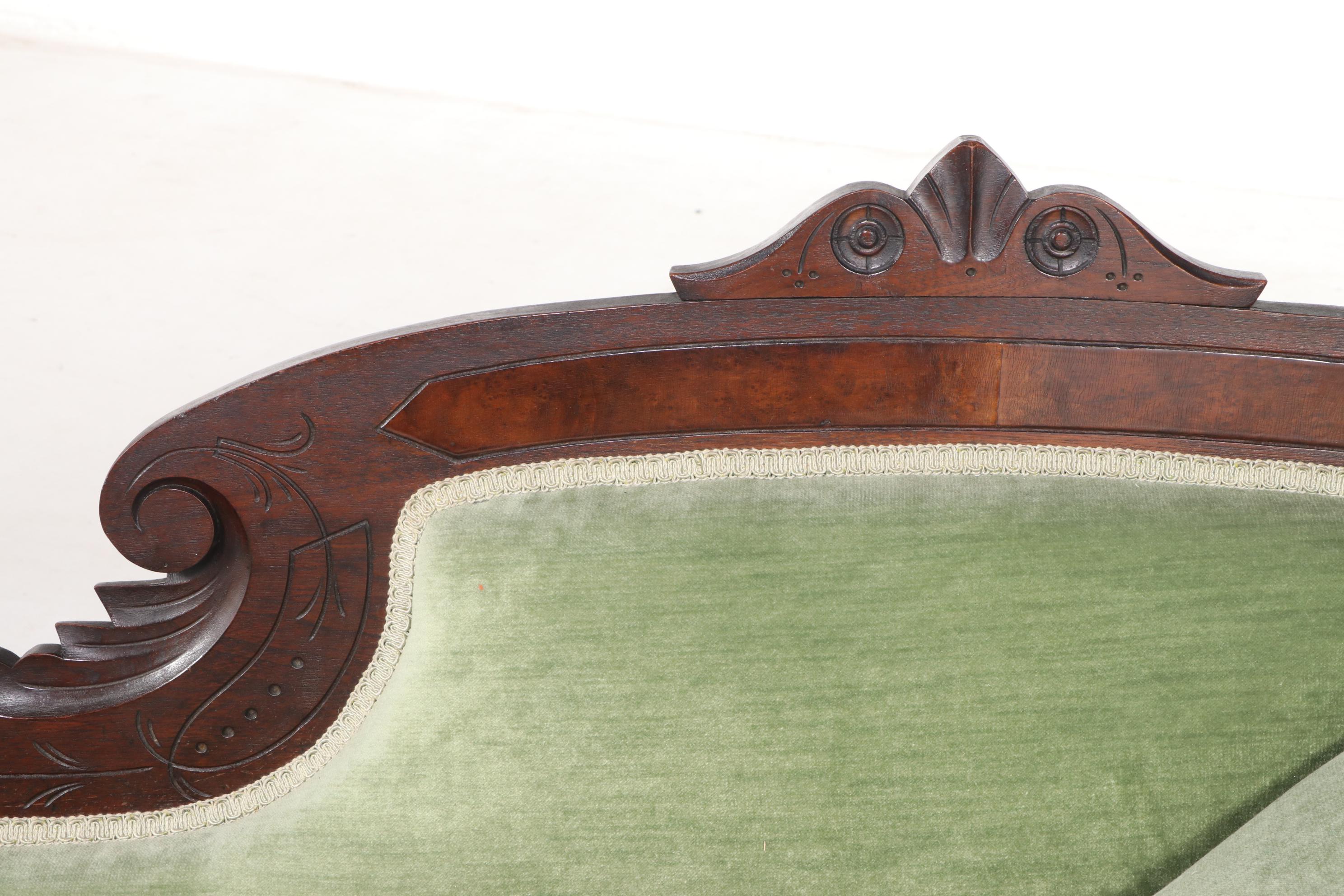 Victorian Walnut and Burl Walnut Chaise Longue, Late 19th Century