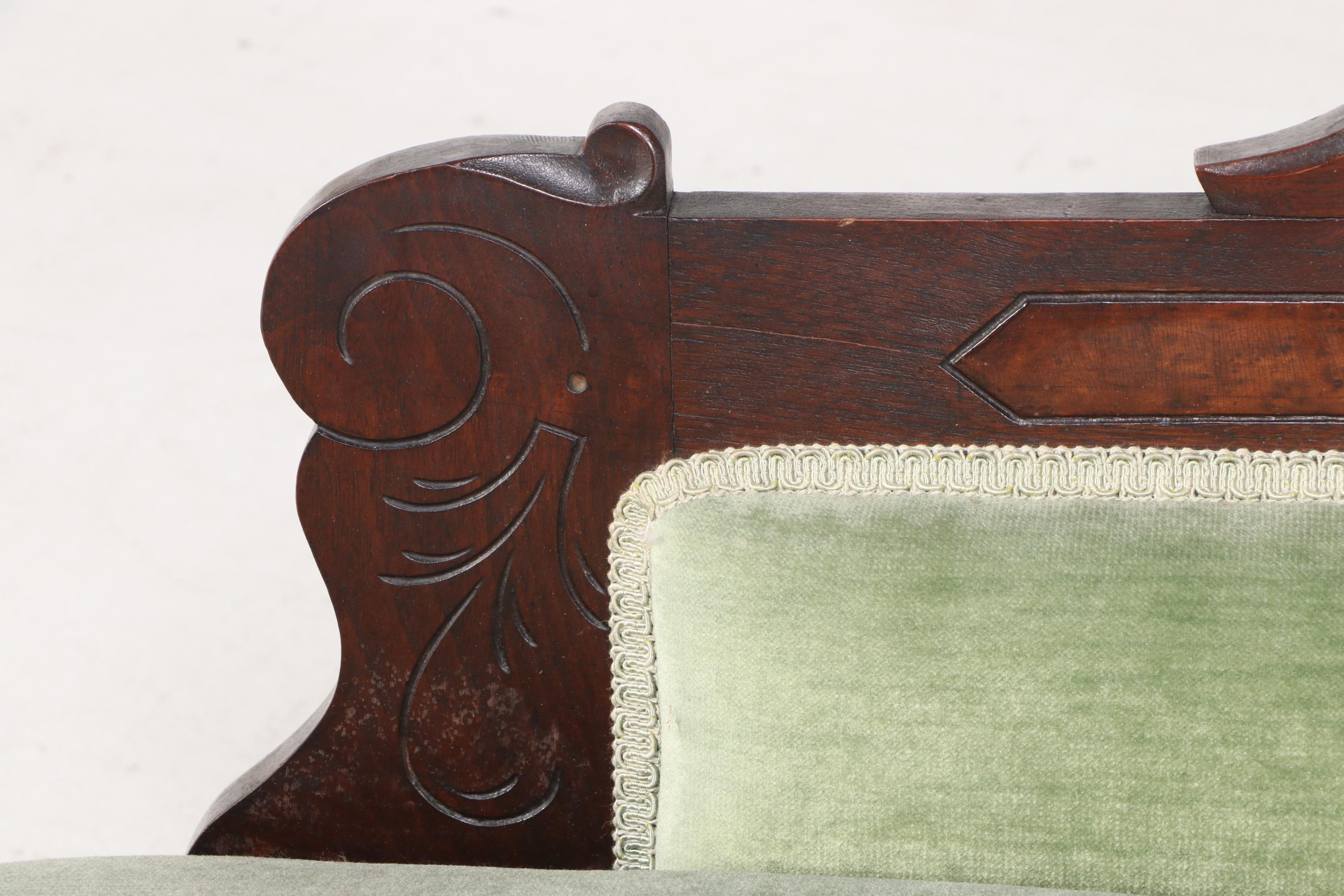 Victorian Walnut and Burl Walnut Chaise Longue, Late 19th Century