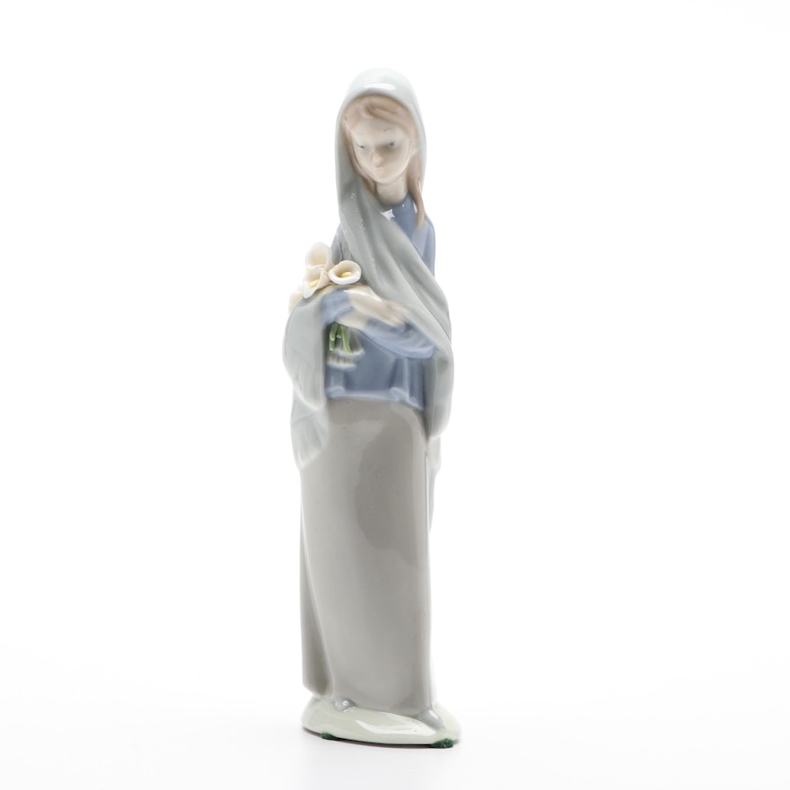 Lladró "Girl With Flowers" Porcelain Figurine Designed by Vicente Martínez