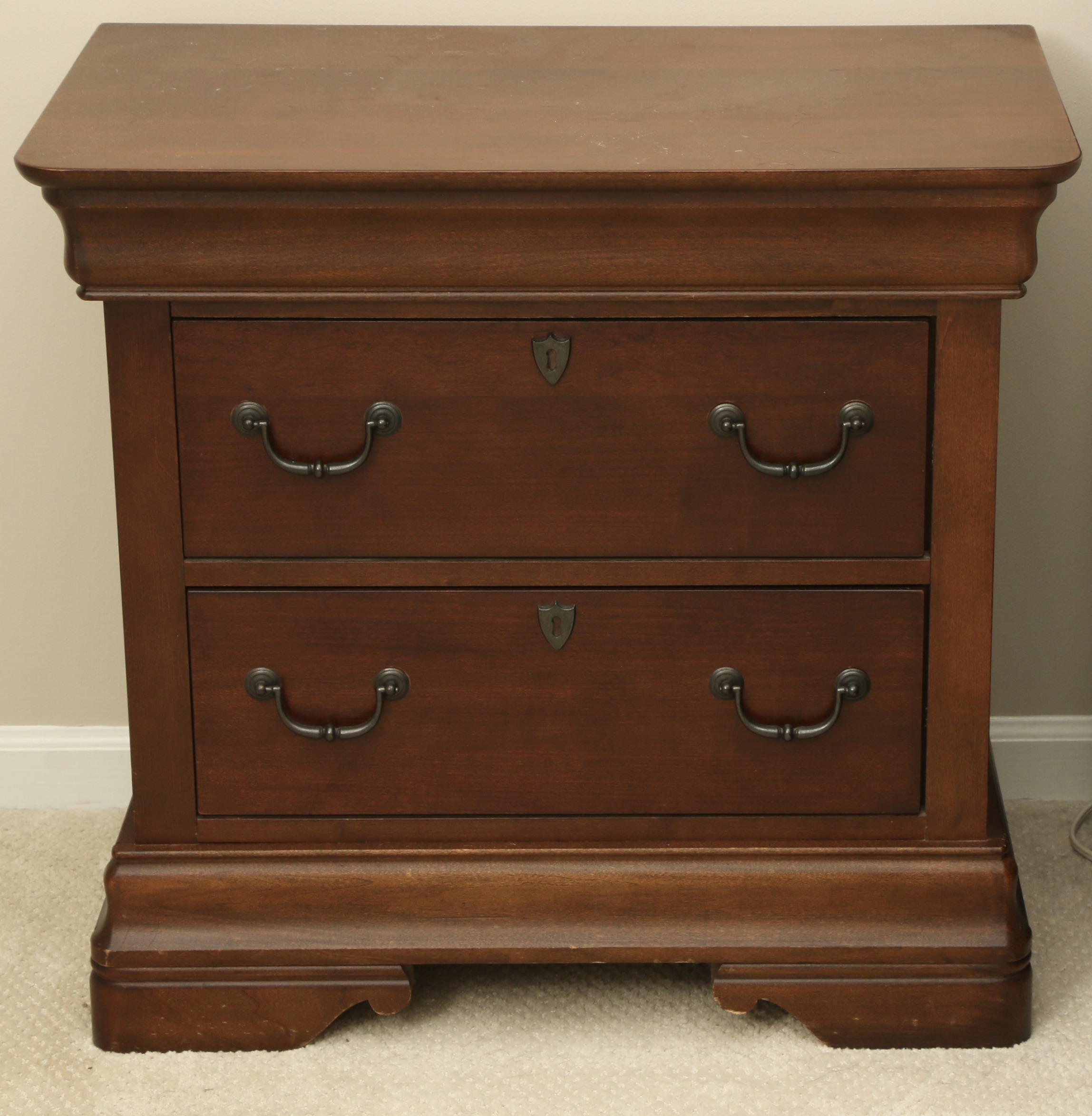 Broyhill Louis Philippe Style Mahogany-Stained King Sleigh Bed and Nightstands