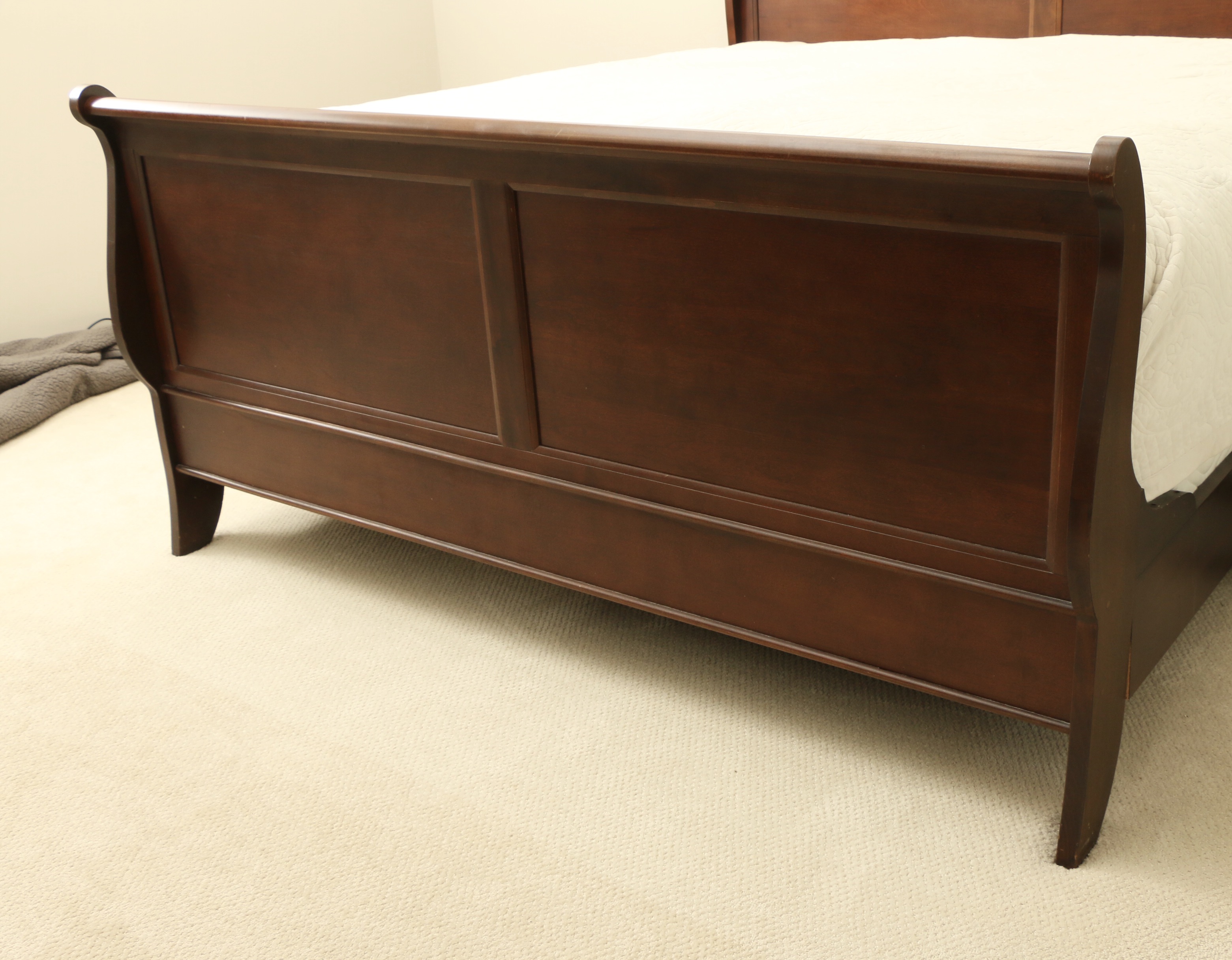 Broyhill Louis Philippe Style Mahogany-Stained King Sleigh Bed and Nightstands