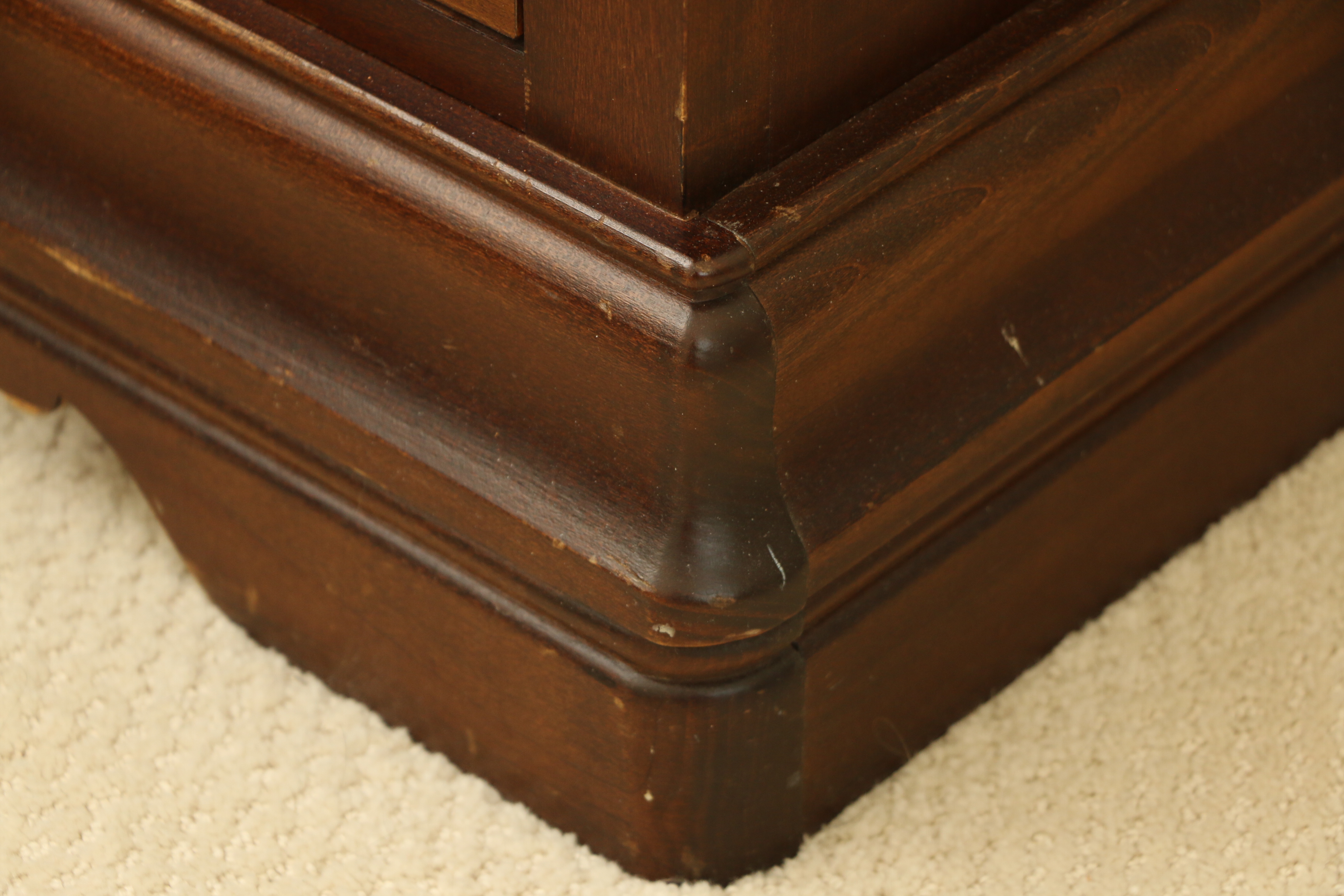 Broyhill Louis Philippe Style Mahogany-Stained King Sleigh Bed and Nightstands