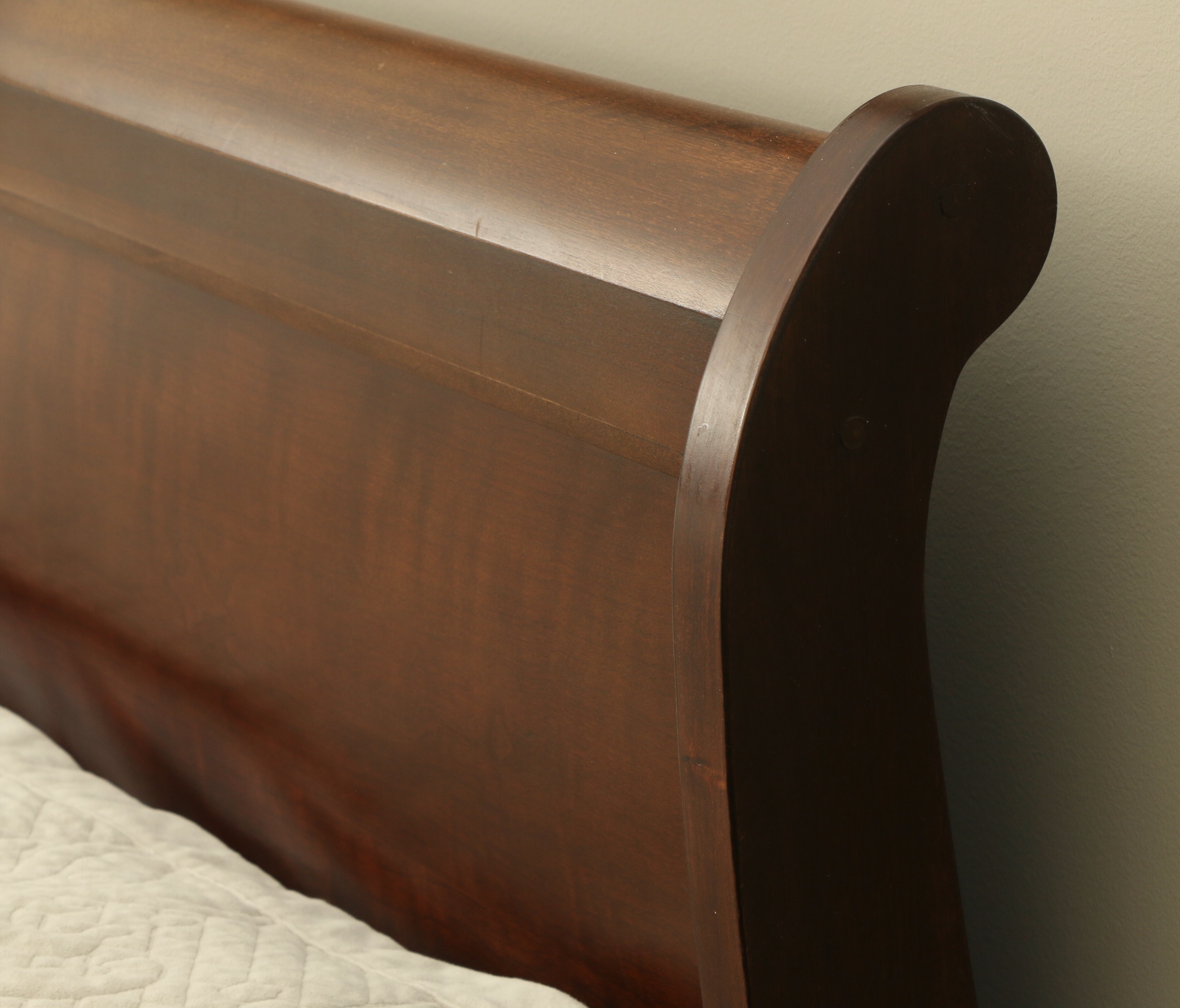 Broyhill Louis Philippe Style Mahogany-Stained King Sleigh Bed and Nightstands