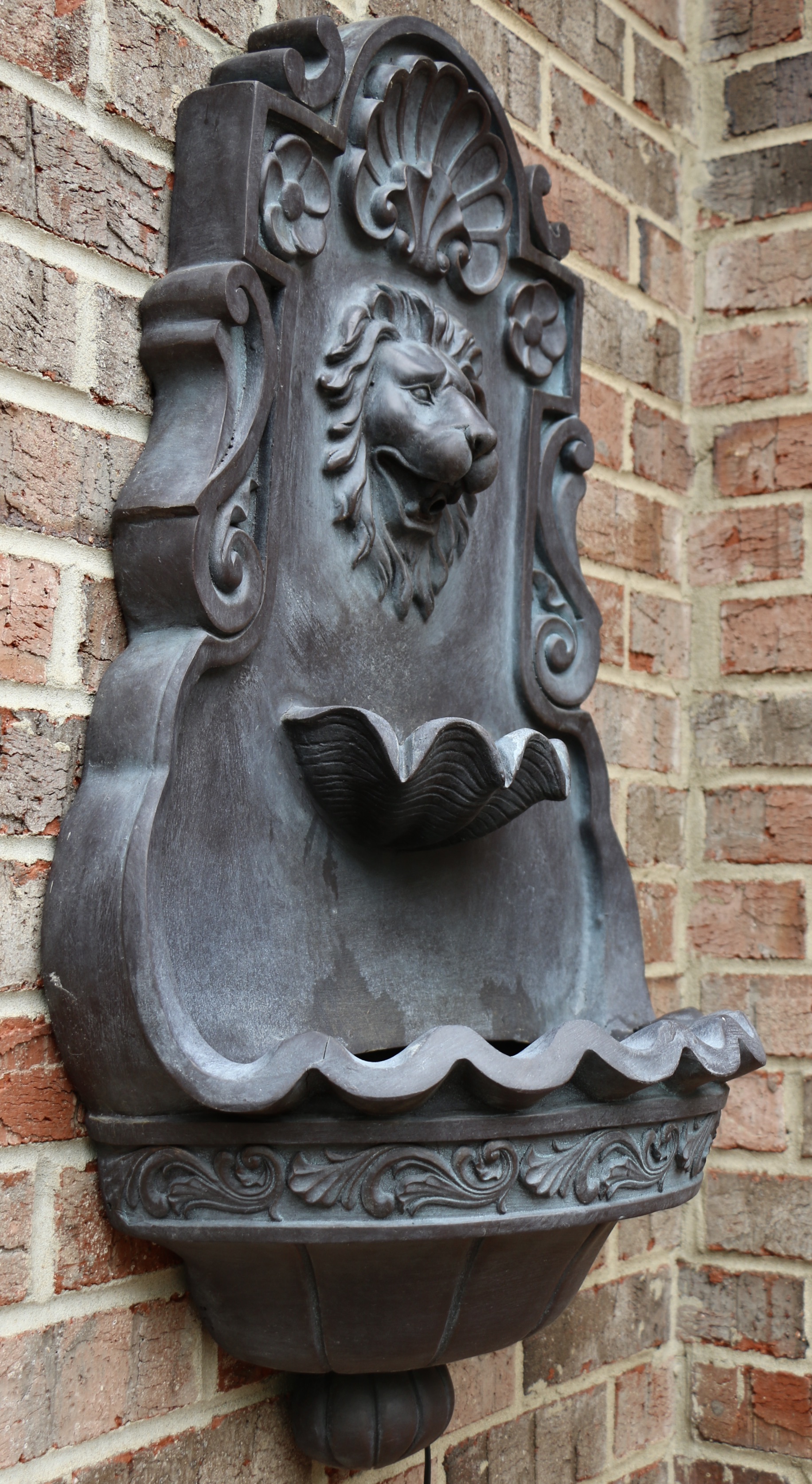 Lion Head Resin Outdoor Wall Mounted Water Fountain