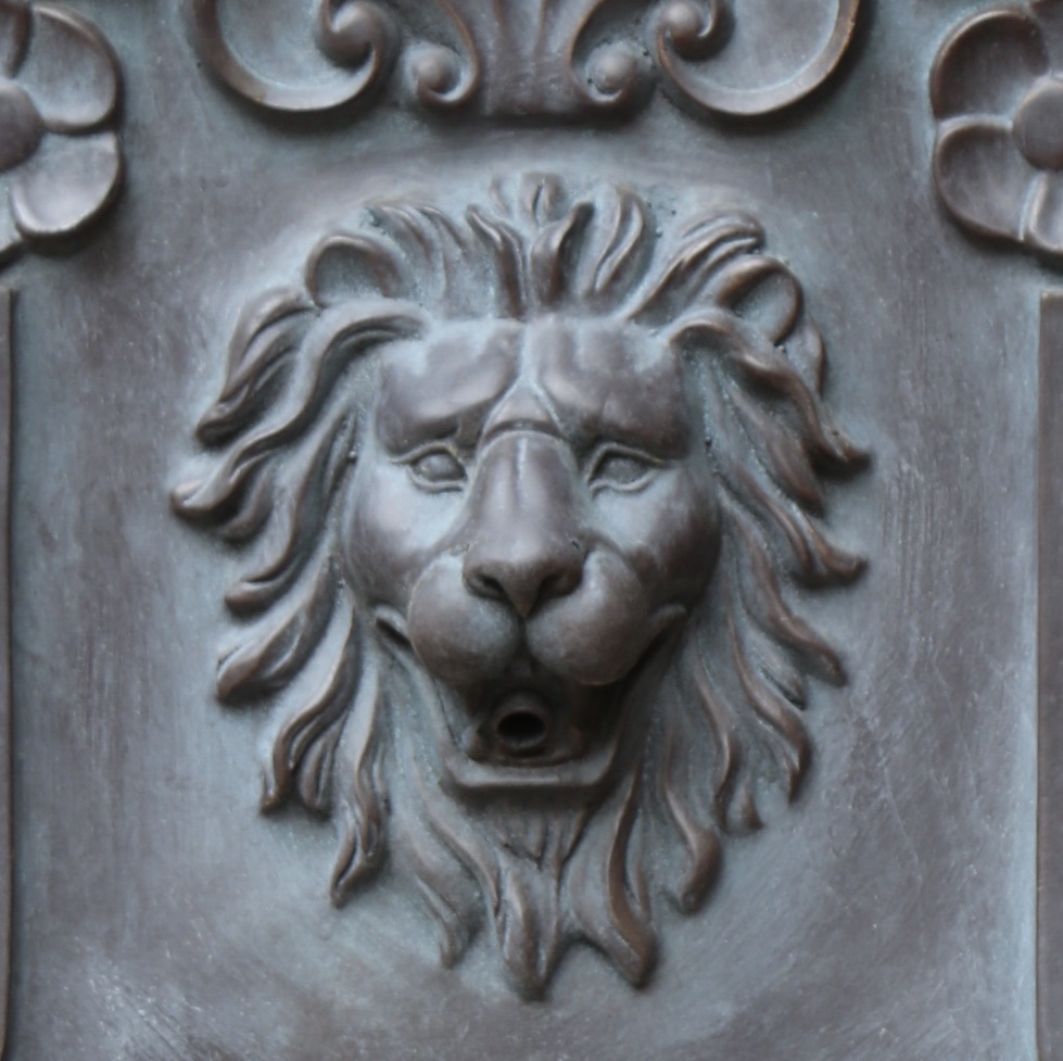 Lion Head Resin Outdoor Wall Mounted Water Fountain