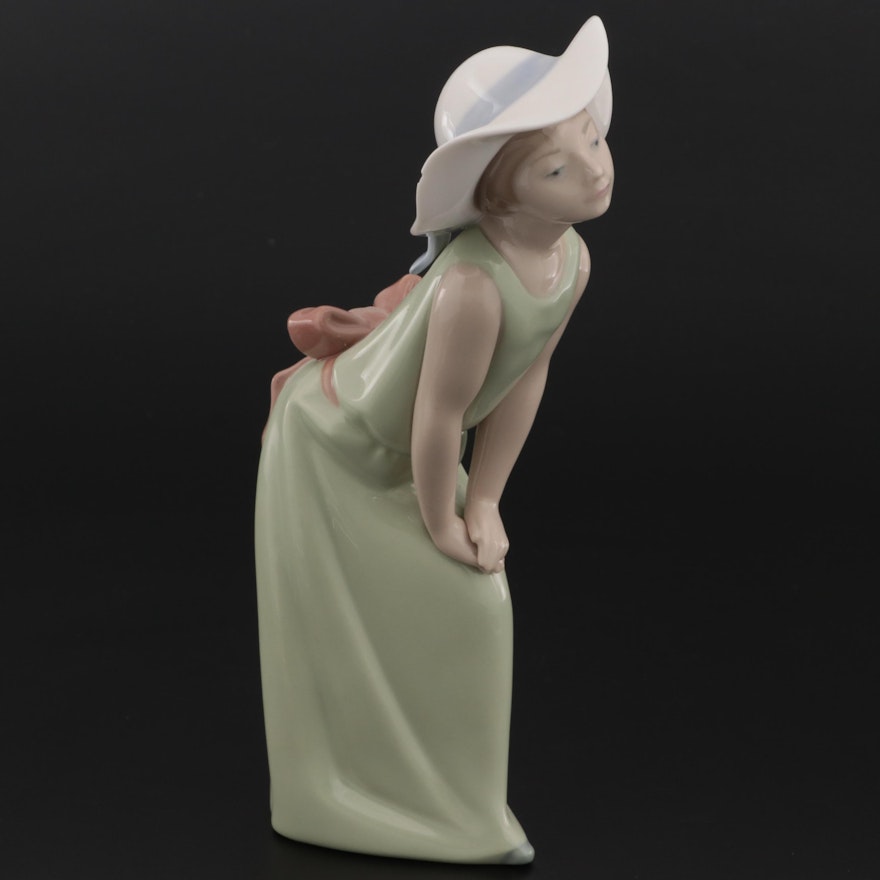 Lladró "Curious Girl with Straw Hat" Figurine Designed by Francisco Catalá