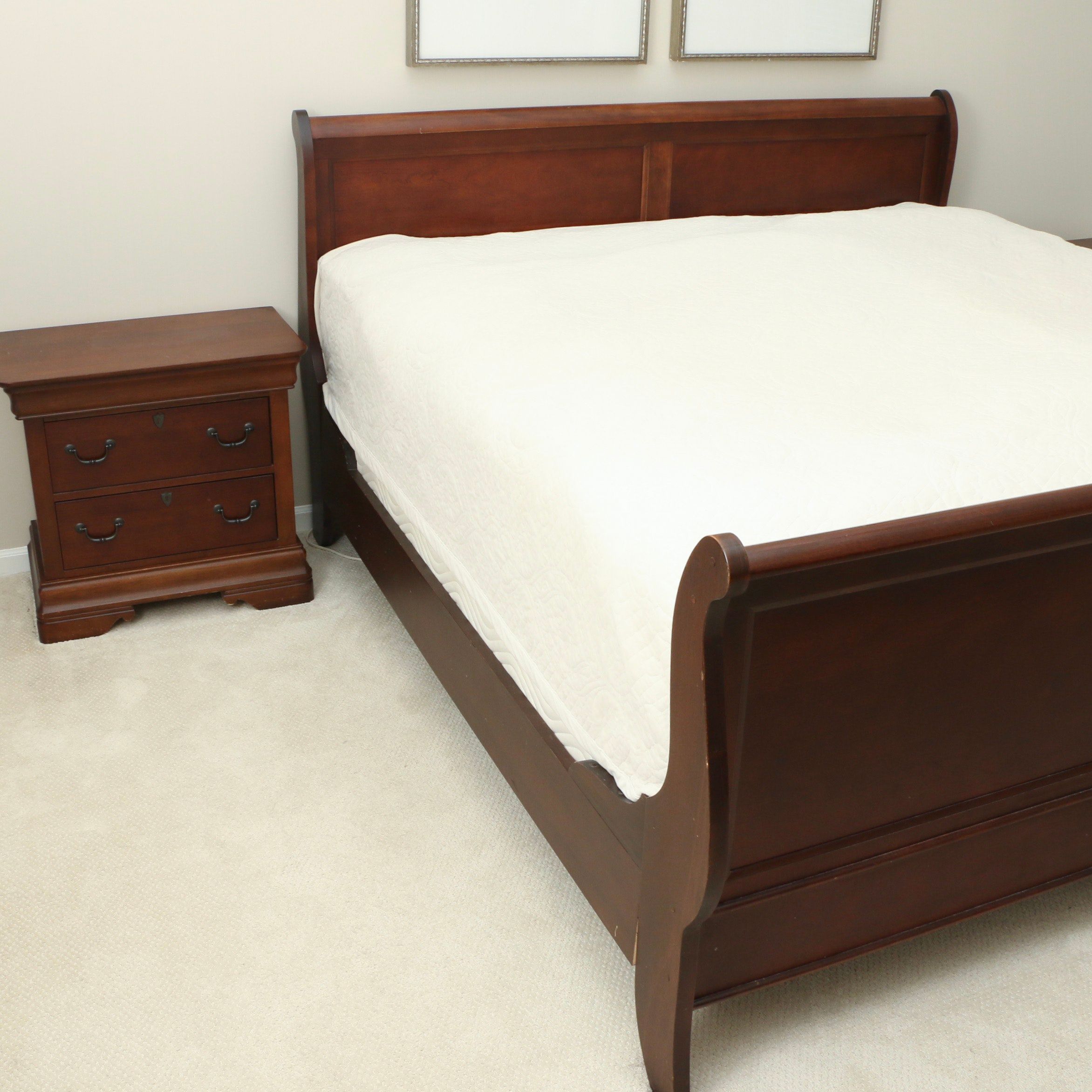 Broyhill Louis Philippe Style Mahogany-Stained King Sleigh Bed and Nightstands