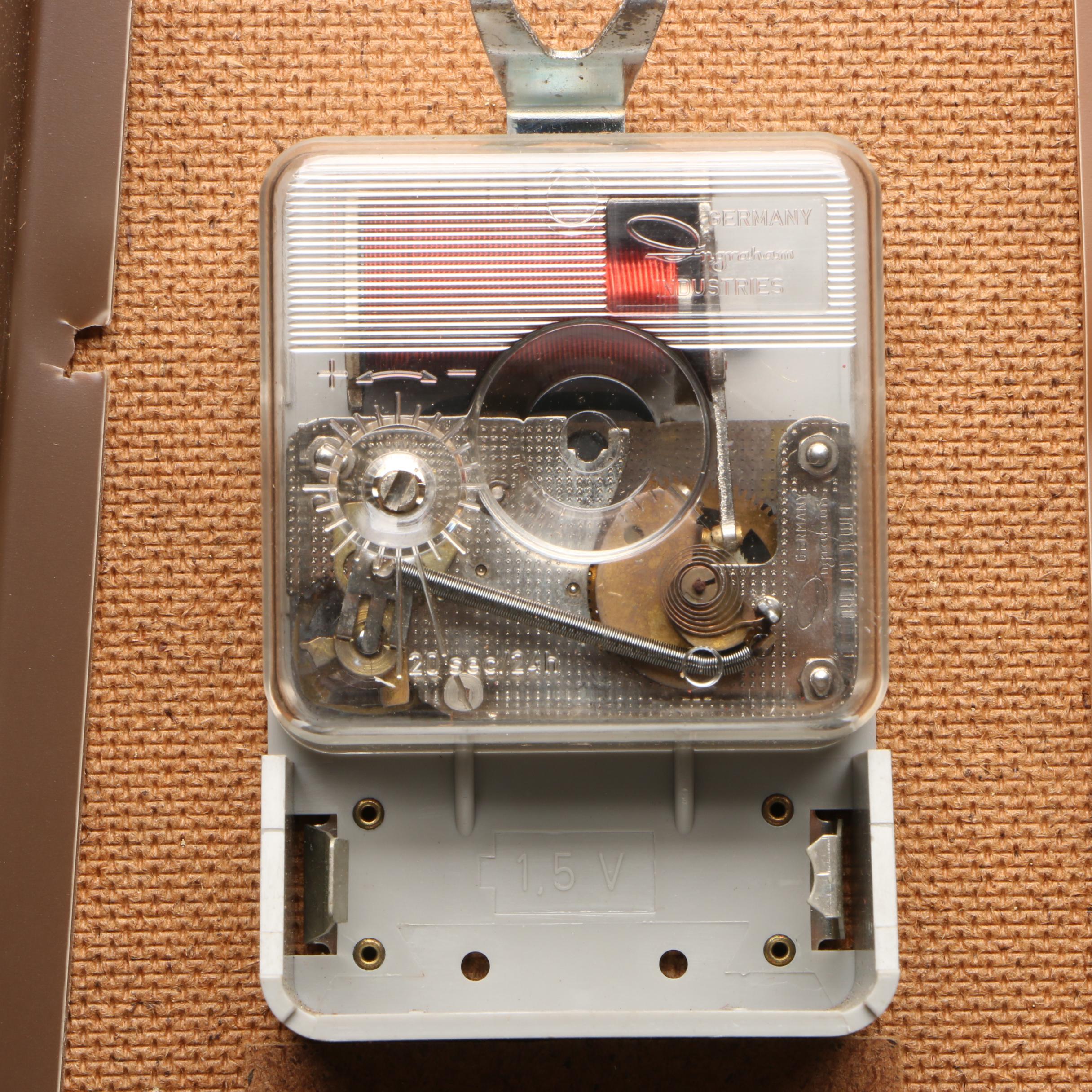 Diet Pepsi Wall-Mounted Battery-Operated Plastic Clock