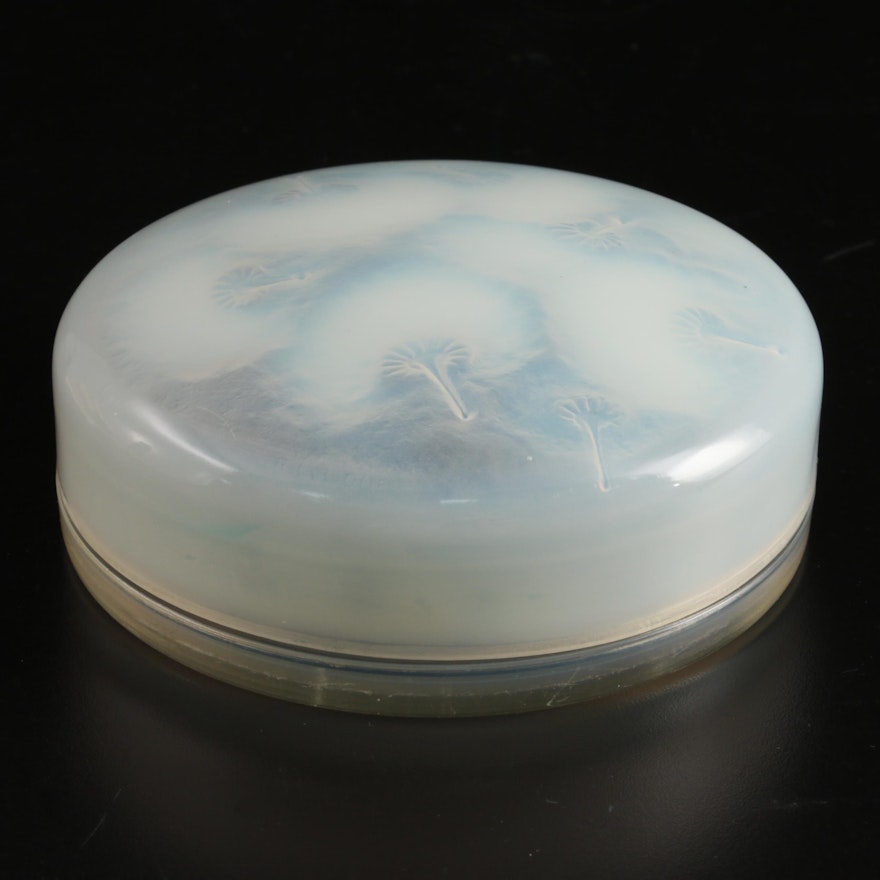 Lalique "Houppes" Moulded Lid Opalescent Crystal Powder Box, circa 1921