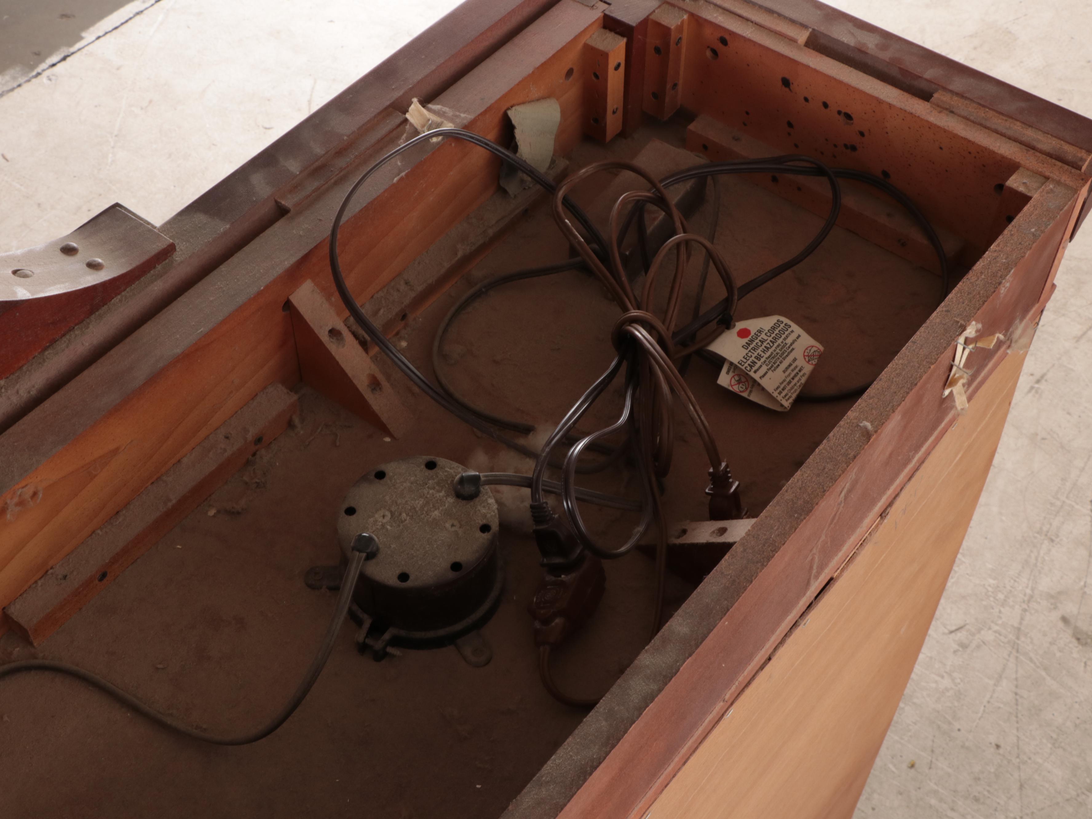 Stanley Furniture "Stoneleigh" Federal Style Mahogany Breakfront China Cabinet