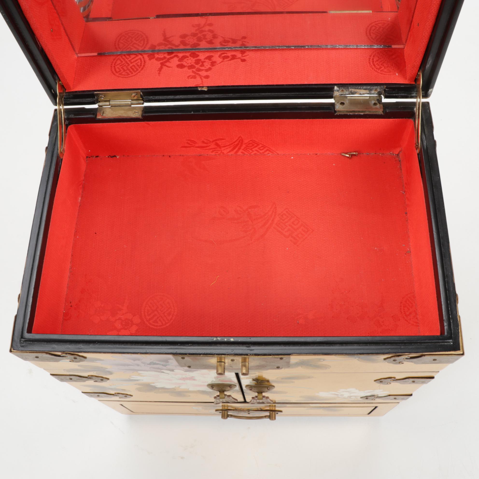 Chinese Hand-Paint on Gold Leaf Jewelry Box