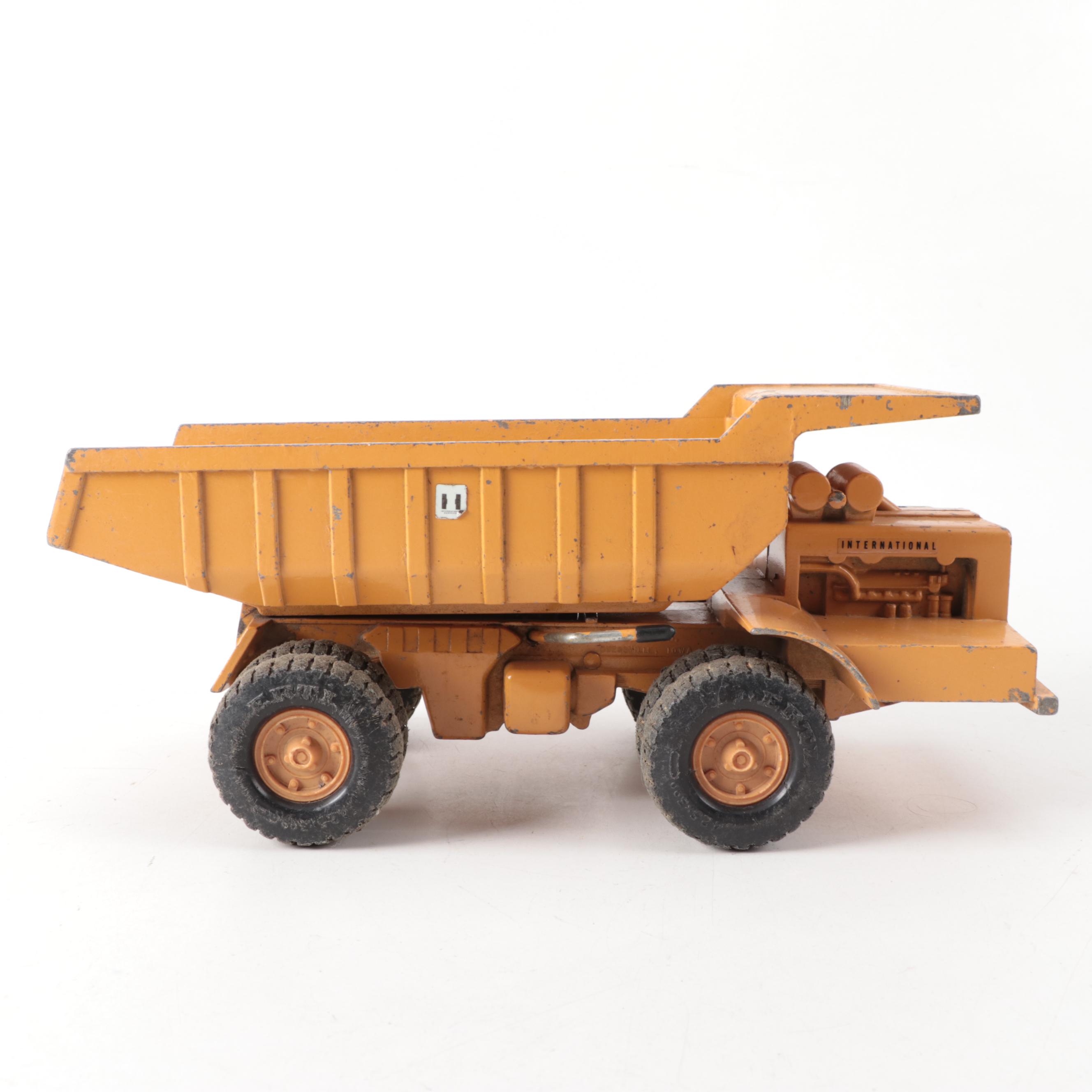 Ertl Pressed Steel International Harvester Earth Mover, Backhoe