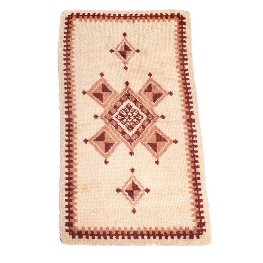 2'6 x 4'8 Hand-Hooked Geometric Accent Rug