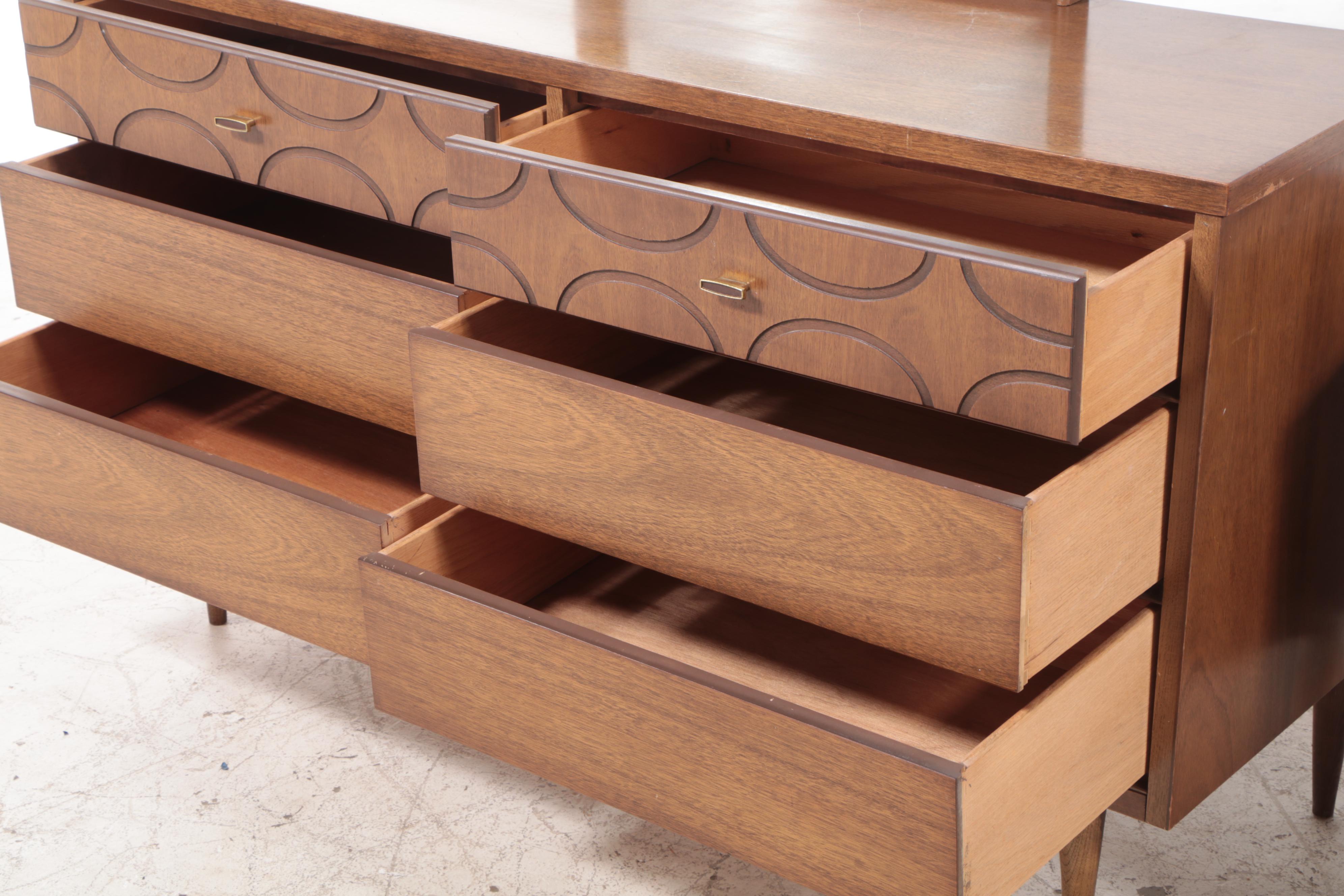 Bassett "Gala" Mid Century Modern Mahogany Six-Drawer Dresser and Nightstand