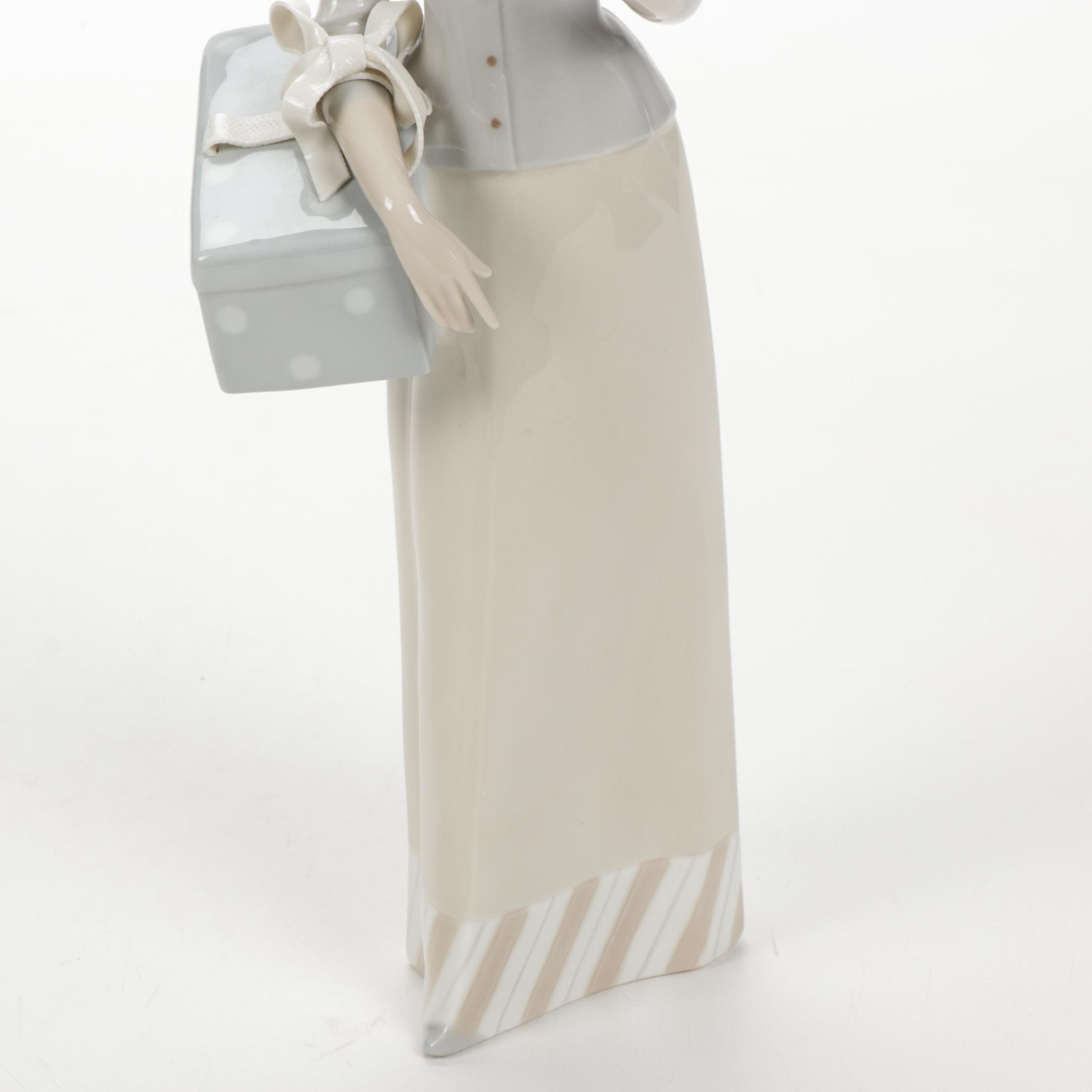 Lladró "Dressmaker" Porcelain Figurine Designed by Vicente Martínez