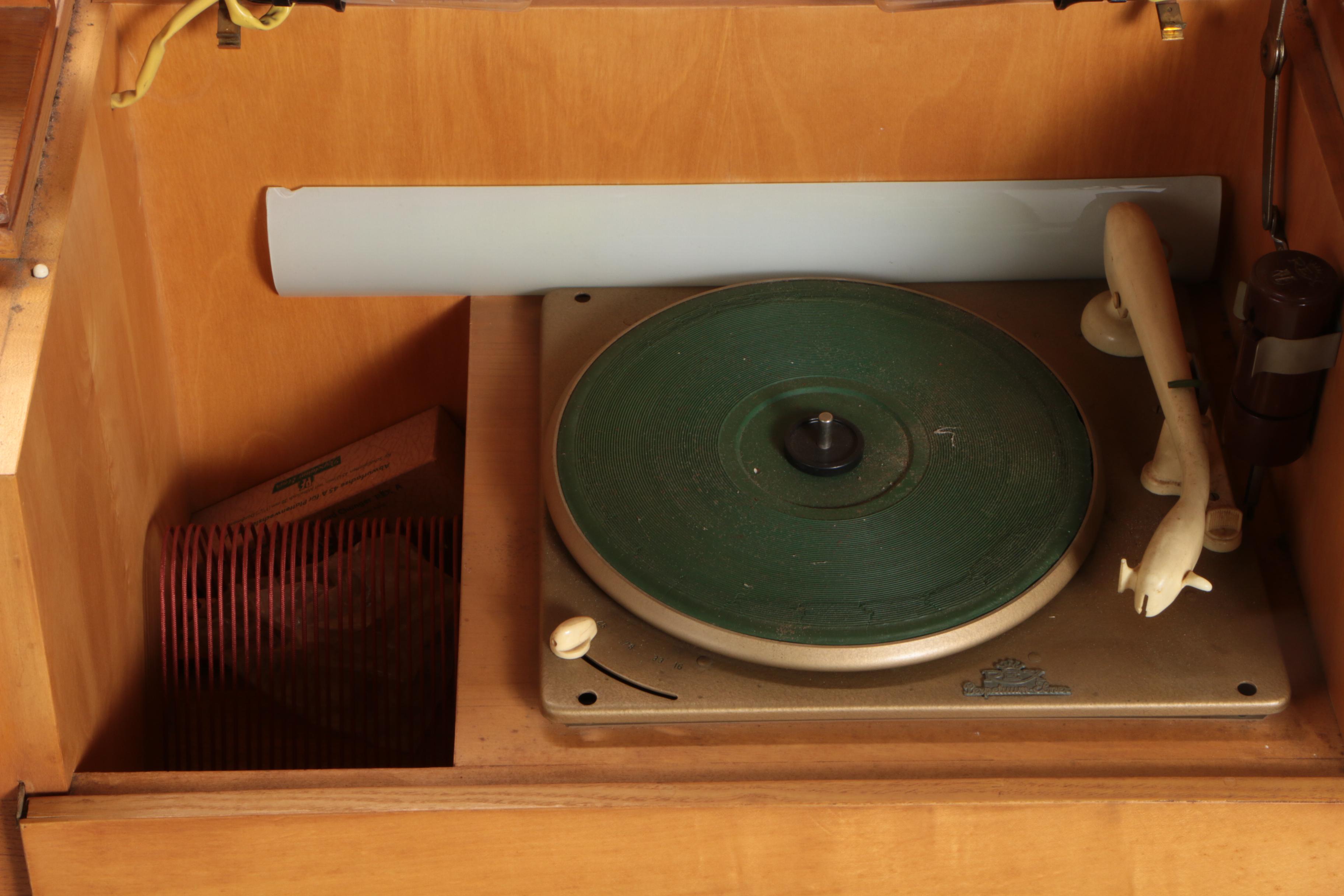 Grundig-Majestic Model 8080 Oak Stereo Console and Record Player, Mid-20th C.