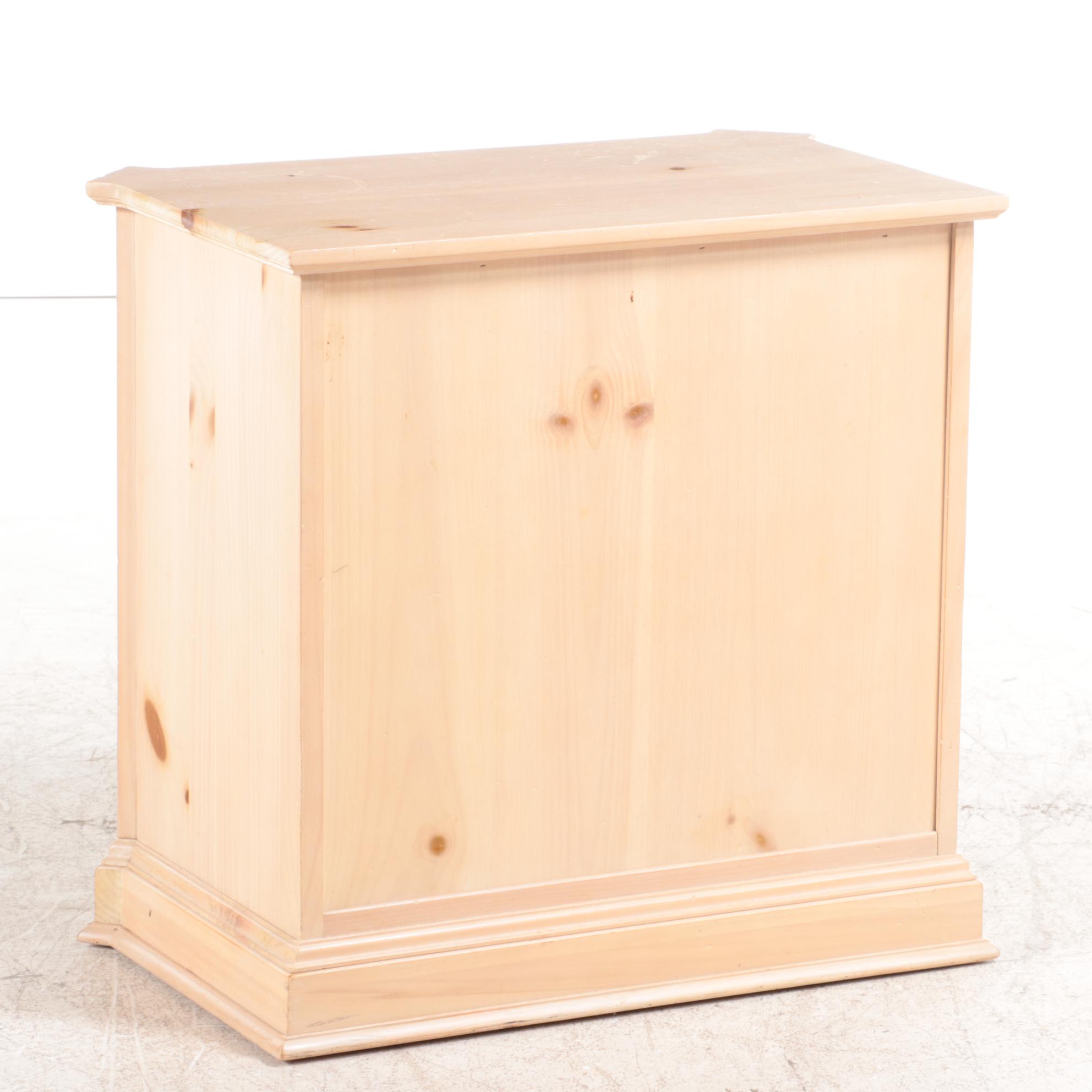 Knob Creek Federal Style Pine Four-Drawer Bedside Chest, Late 20th Century