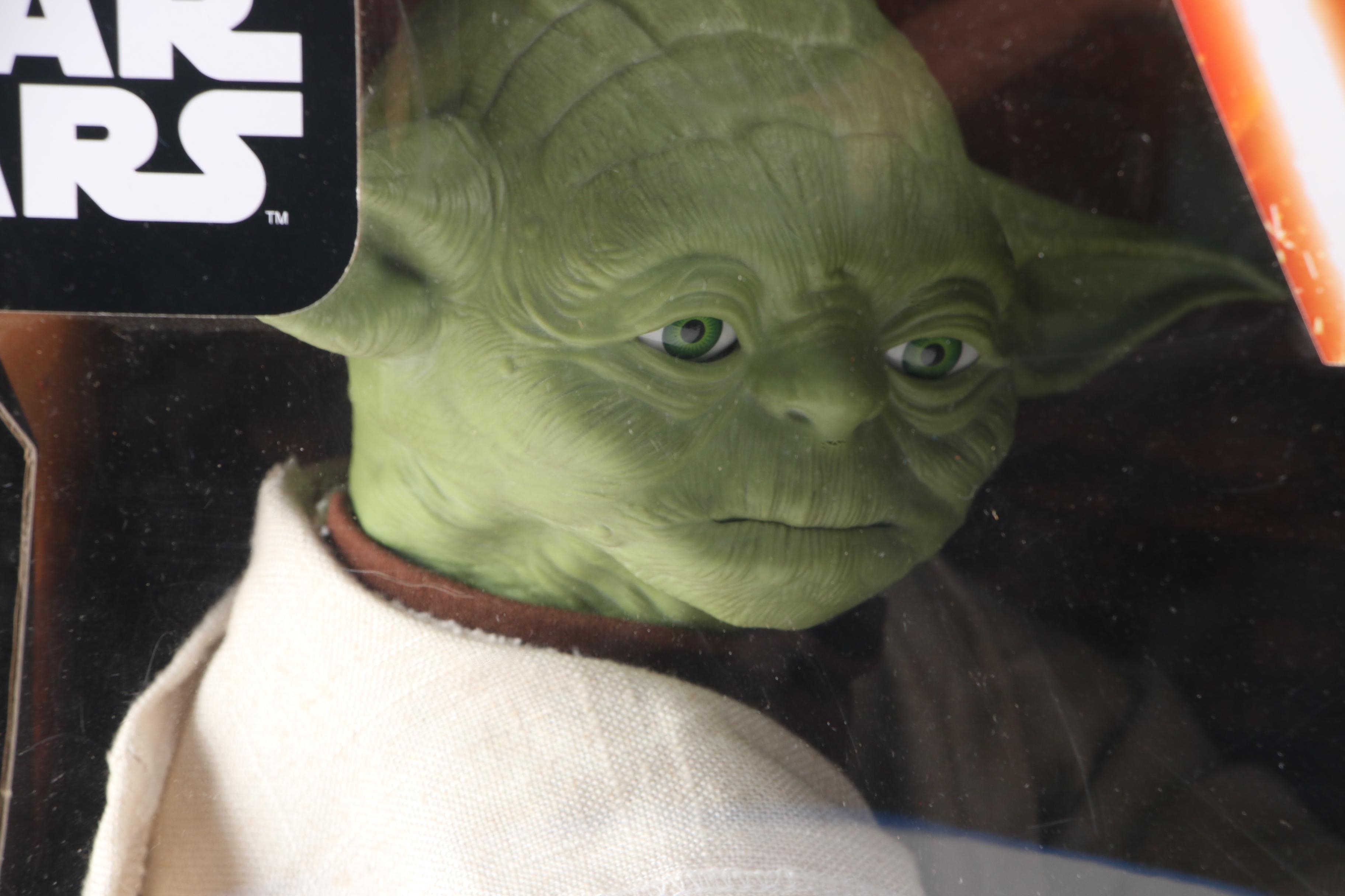 Disney Star Wars Legendary Jedi Master Yoda, Collector Box Edition