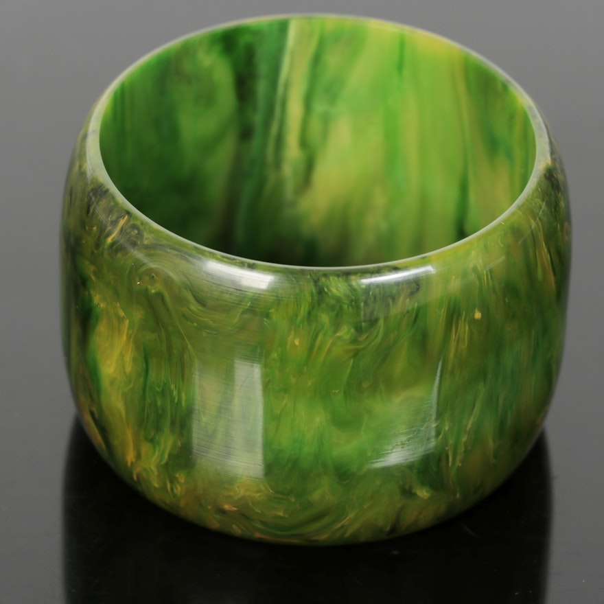 Bakelite "Creamed Spinach" Wide Bangle