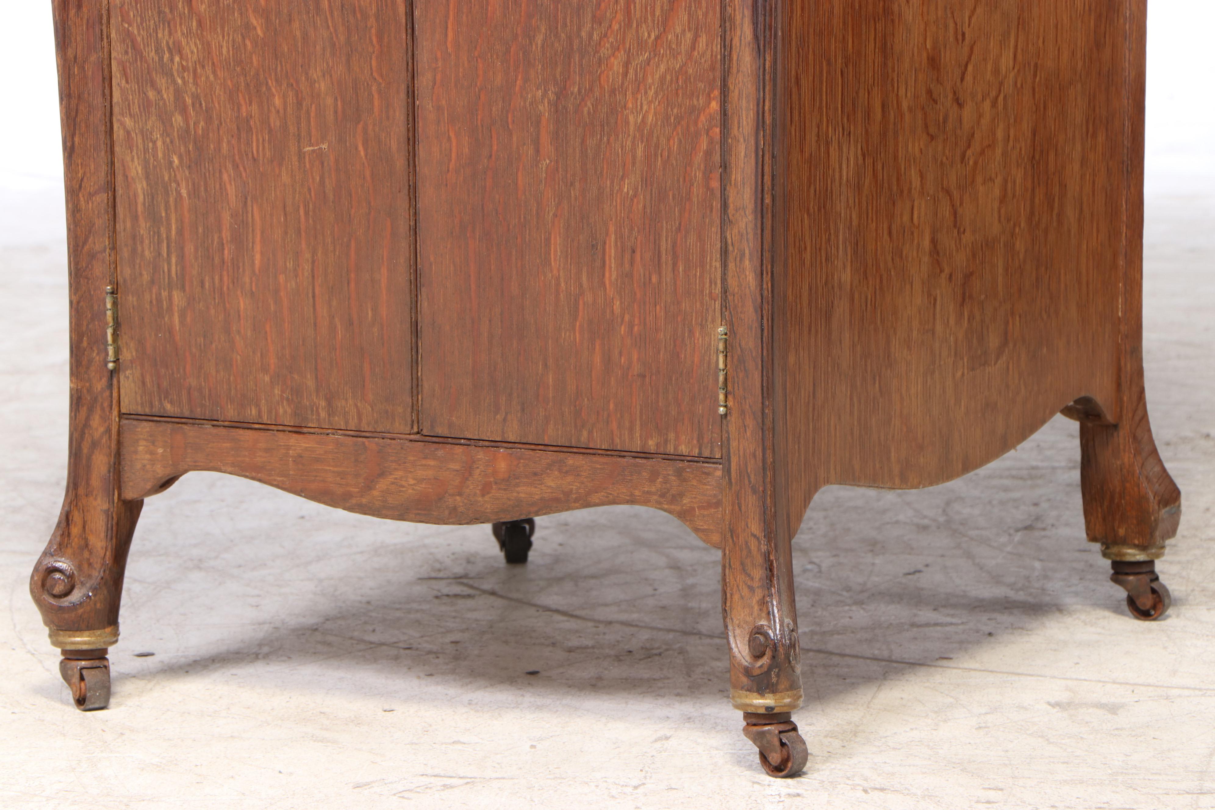 Victor Talking Machine Co. Victrola No. 2 Record Player in Standing Cabinet