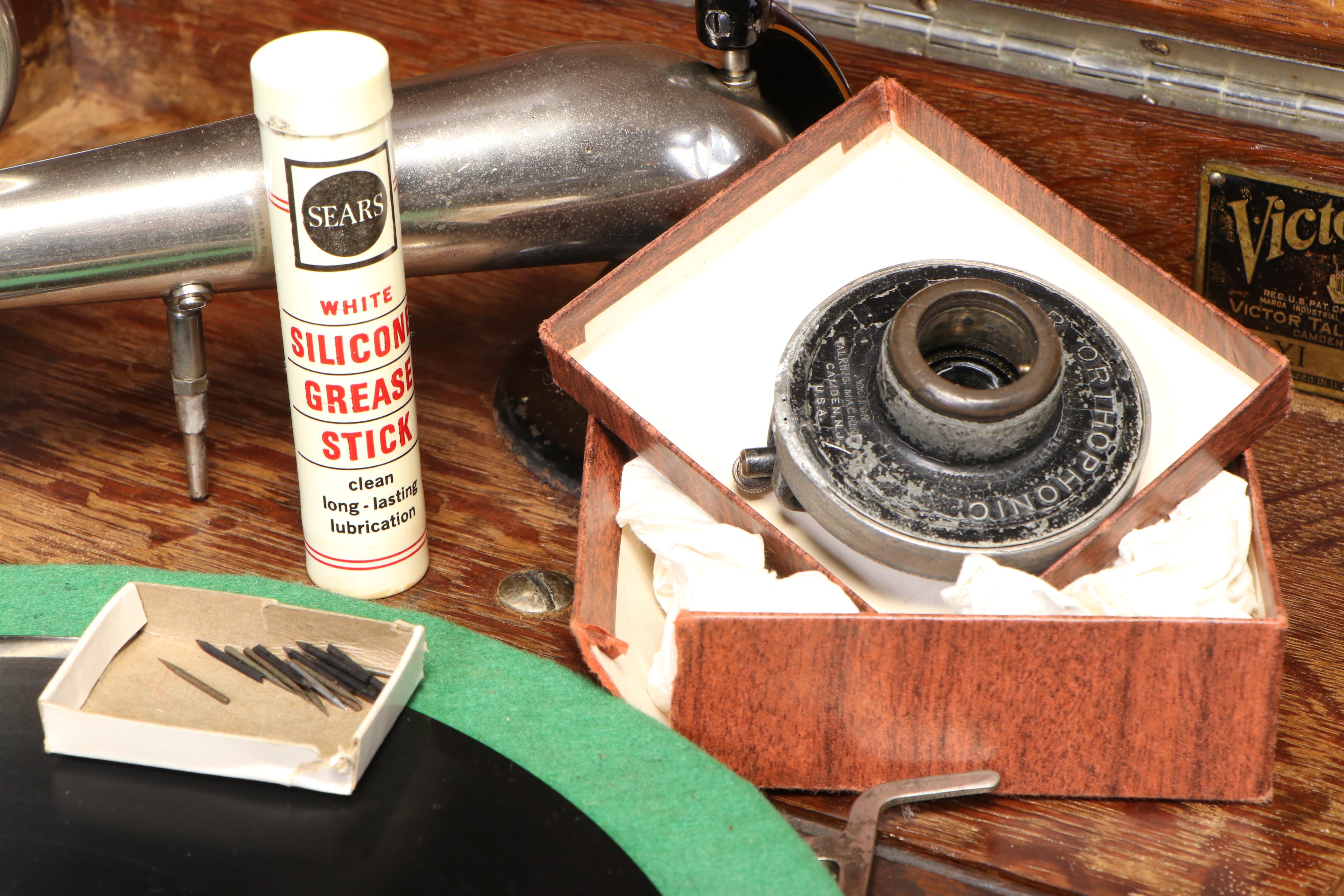 Victor Talking Machine Co. Victrola No. 2 Record Player in Standing Cabinet