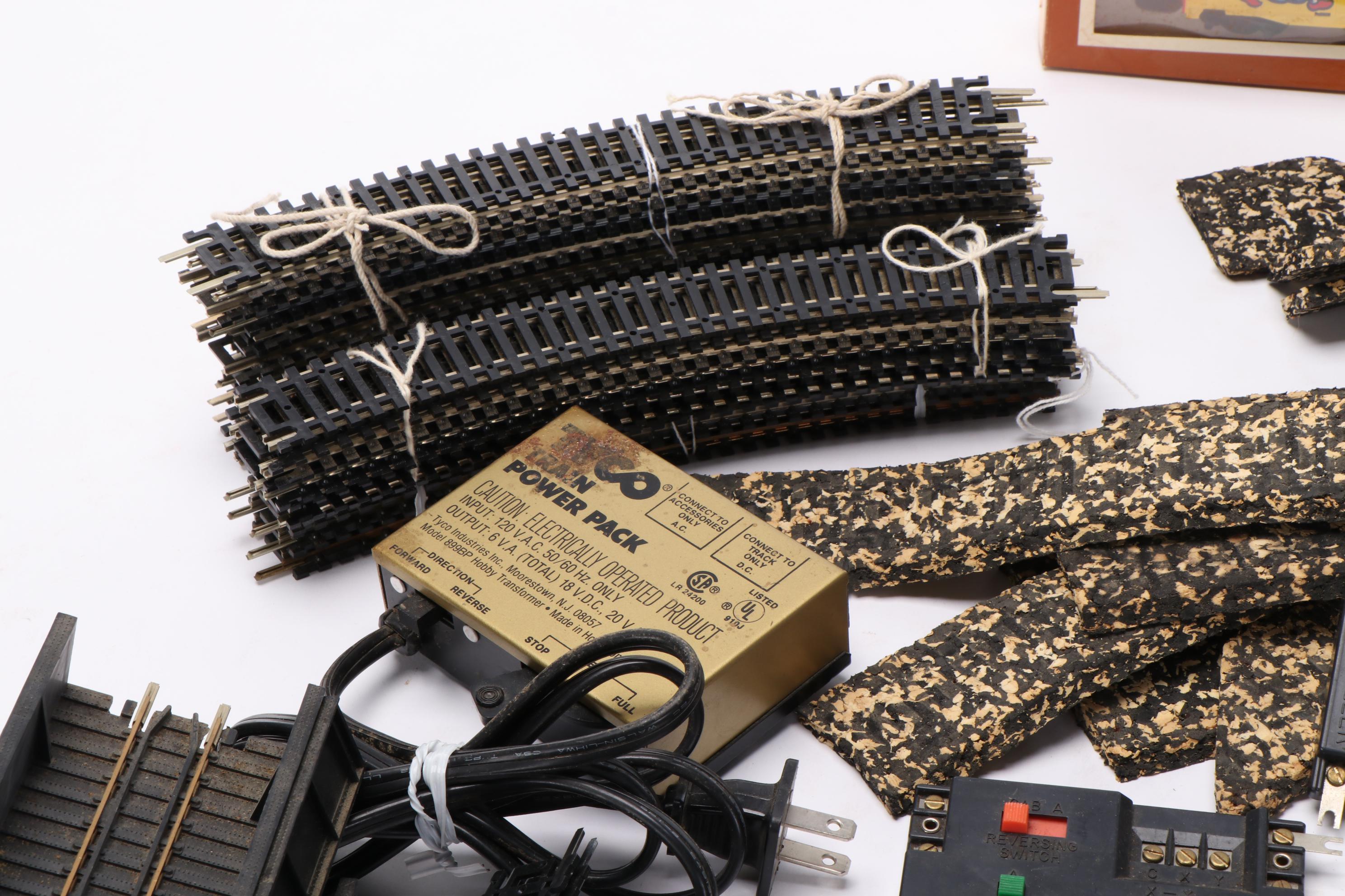 Atlas HO Scale Model Railroad Track, Roadbed, Tyco Freight Car, Accessories