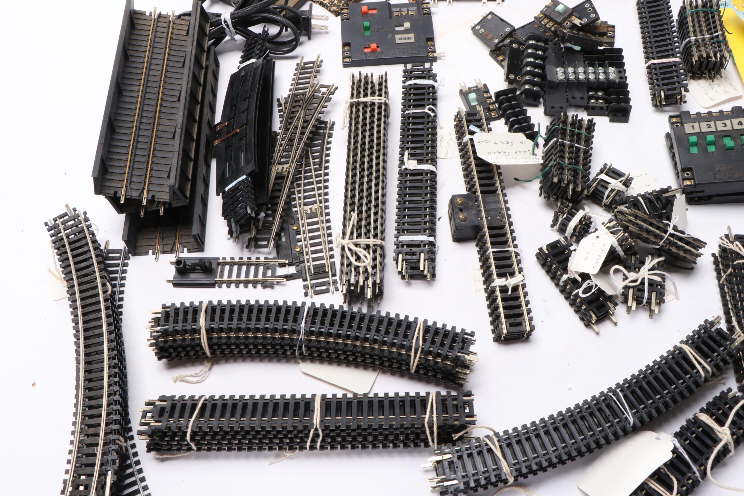 Atlas HO Scale Model Railroad Track, Roadbed, Tyco Freight Car, Accessories